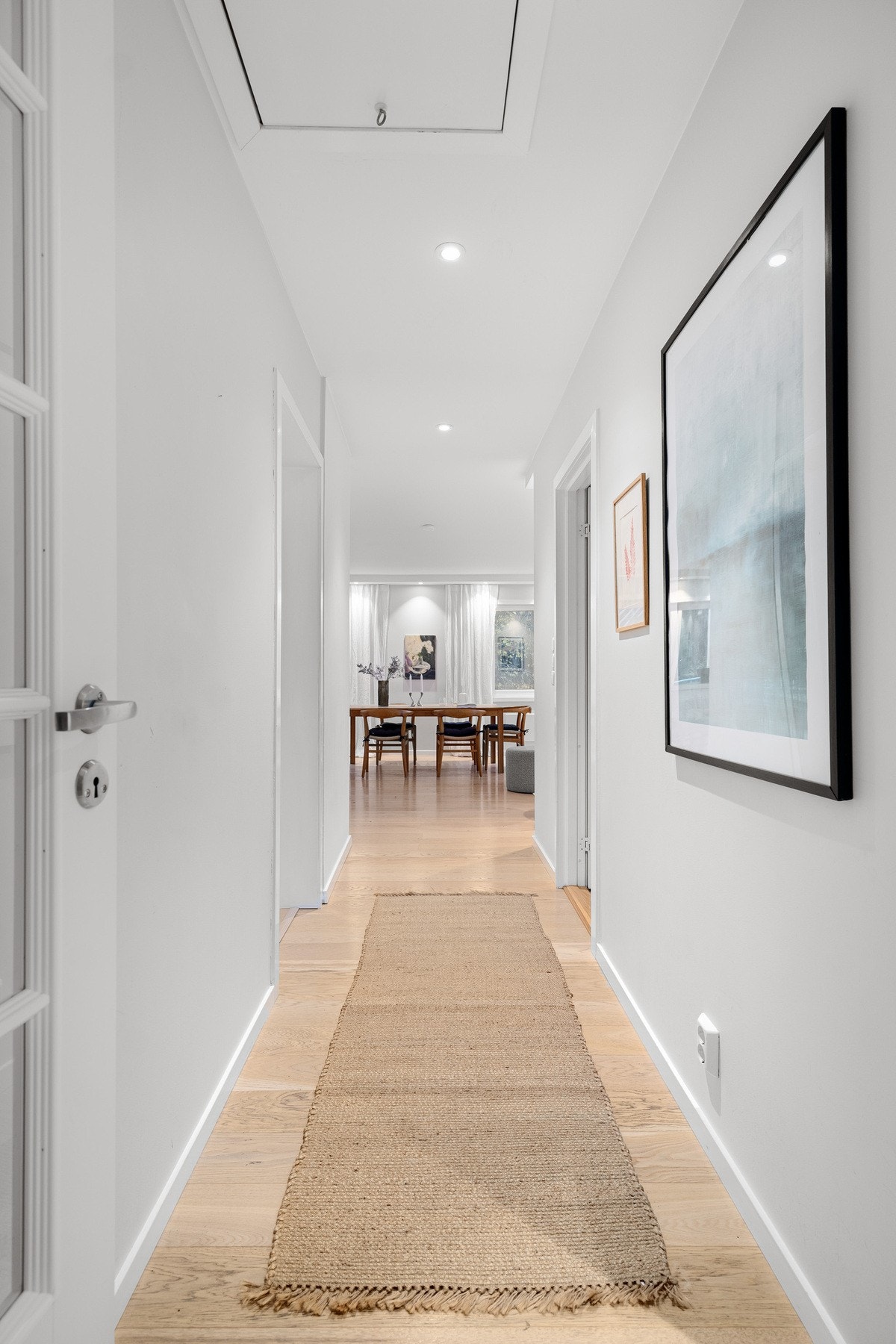 Råloft over hele boligen med adkomst via luke i gang. Galleribilde