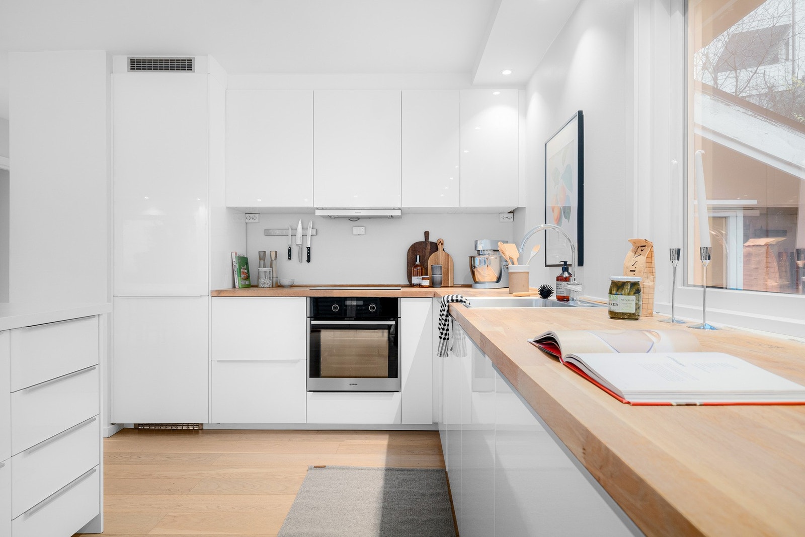 Innredningen er fra IKEA (2016) med glatte, lyse fronter og benkeplate i lys heltre. Galleribilde