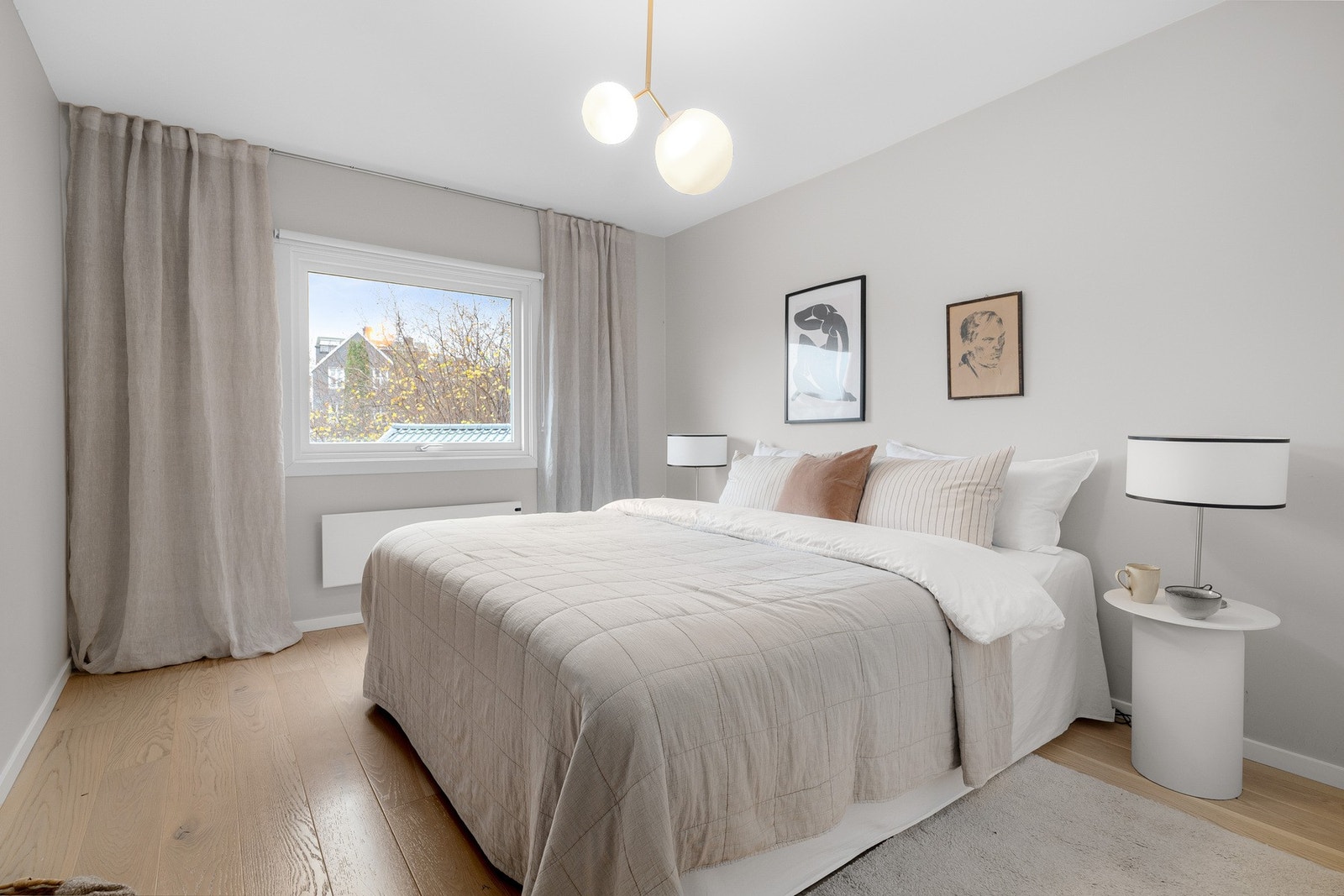Soverom 1 av 4 | Lyst og rolig hovedsoverom med plass til dobbeltseng og tilhørende møblement. Galleribilde