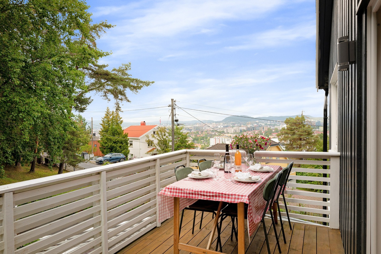 Utgang til privat balkong med ettermiddagssol og utsikt over byen. Galleribilde