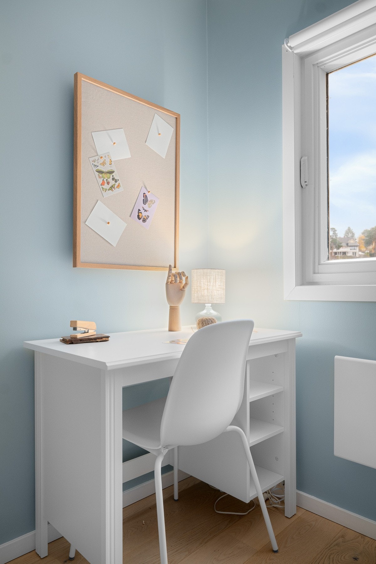 Plass til seng, skrivepult og eventuell kommode. Galleribilde