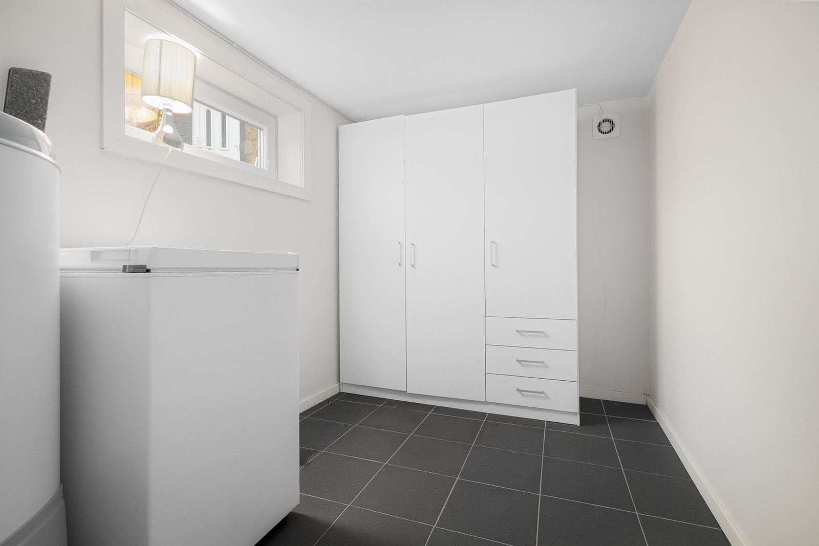 I rommet innenfor entréen står varmtvannsbereder fra 2016 på ca. 190 liter. Galleribilde