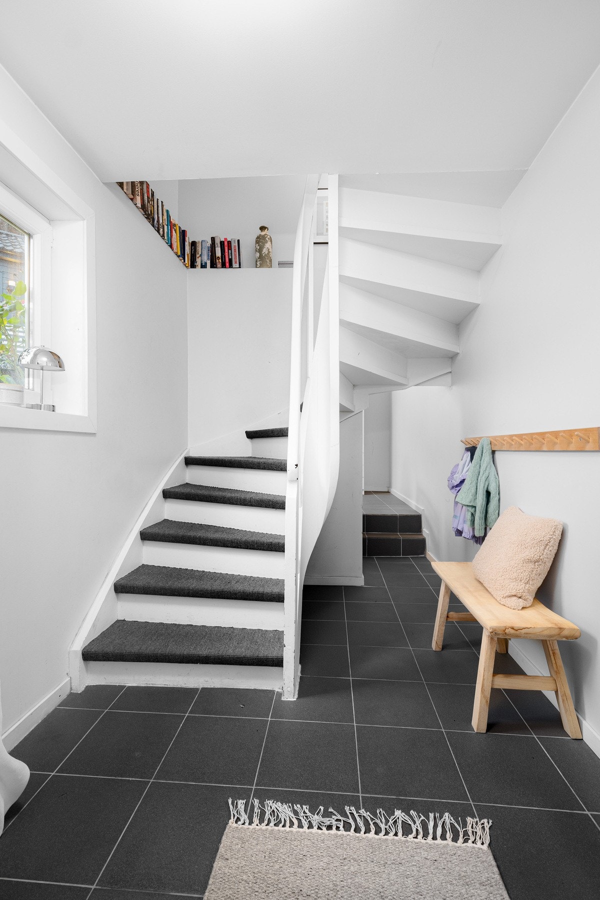 Innerst under trappen er det god oppbevaringsplass. Galleribilde