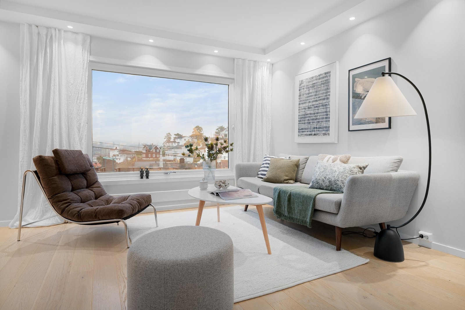 Lys og luftig stuedel med store vinduer og flott utsikt over byen. Galleribilde