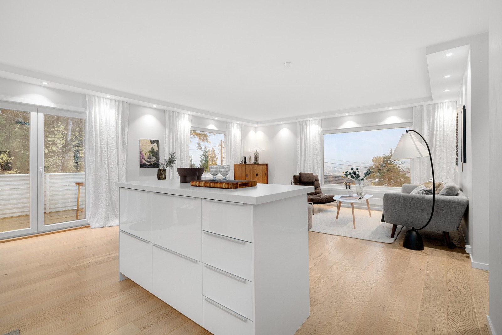 Lys og romslig stue med store vindusflater og utgang til balkong med utsikt. Galleribilde