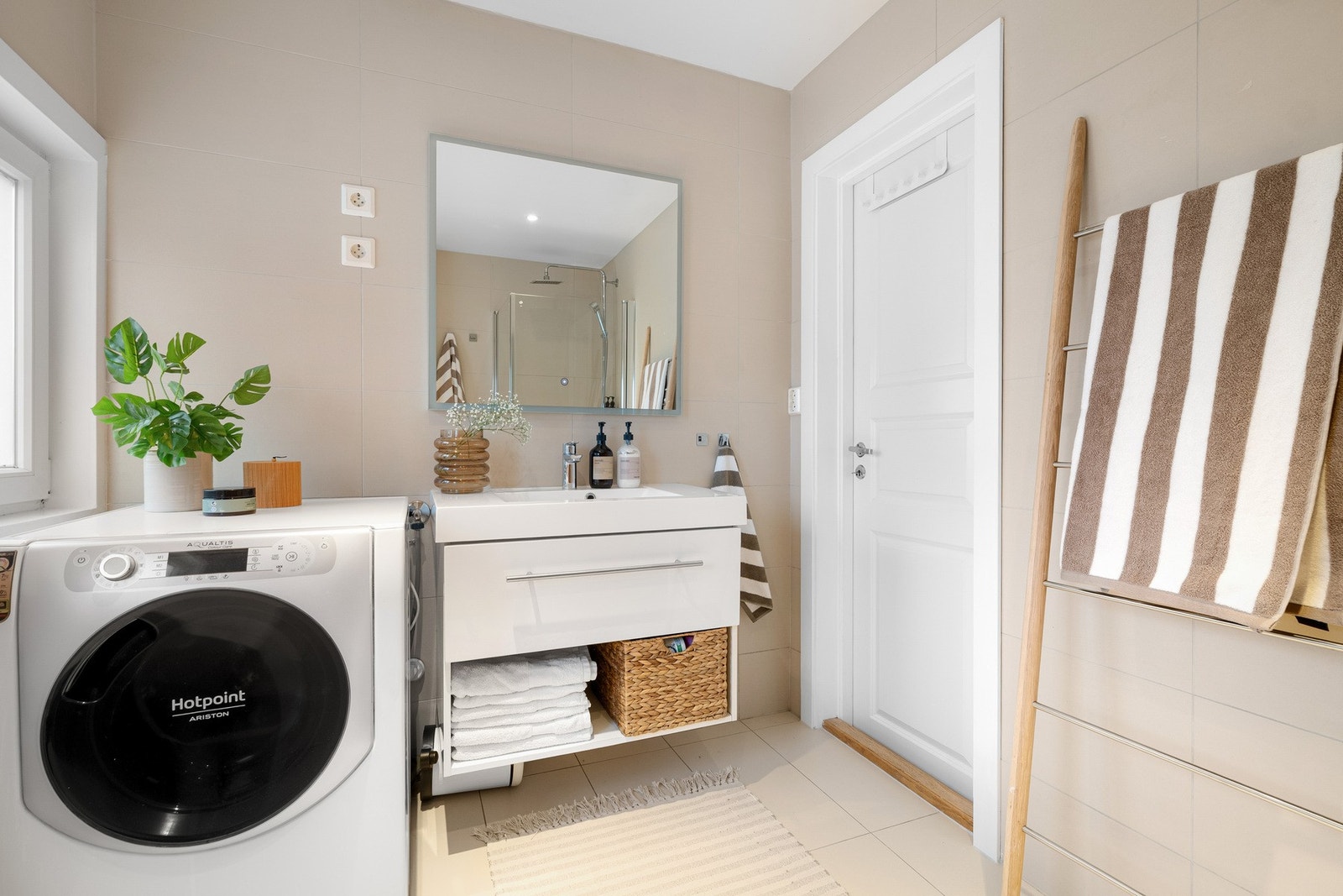 Plass og opplegg for vaskemaskin/tørketrommel. Galleribilde