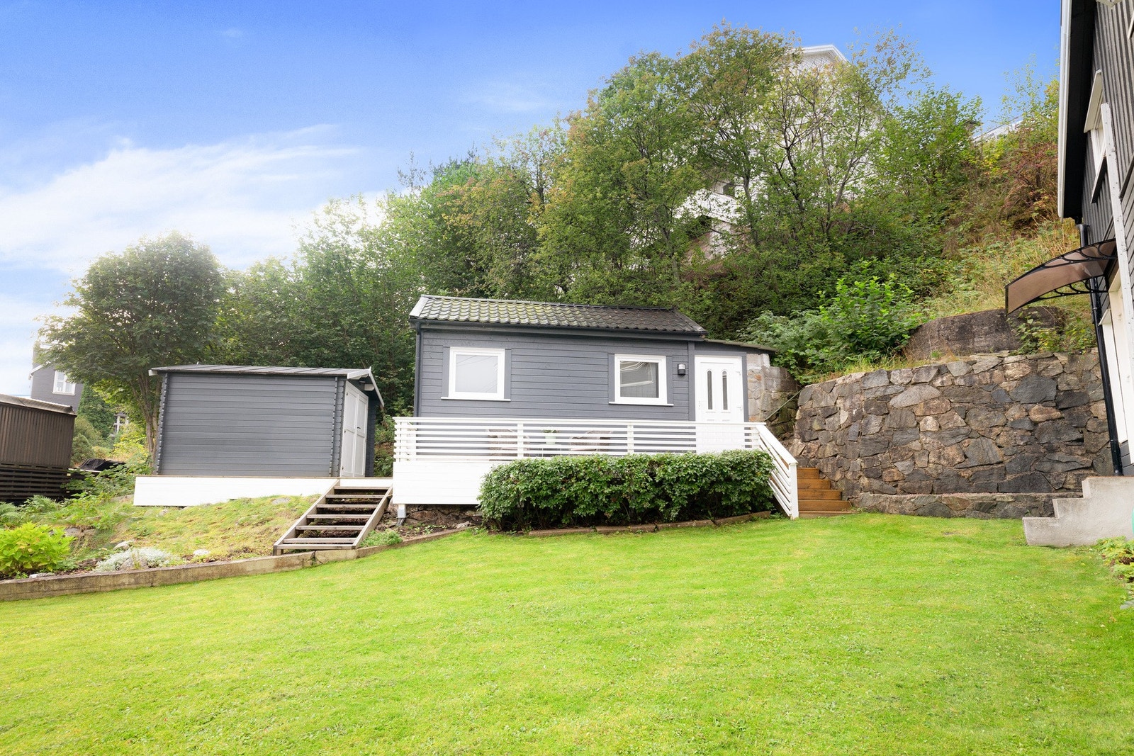 Anneks/gjestehus som tilhører boligen. Det er i år skiftet ut enkelte overflater mot terreng. Galleribilde