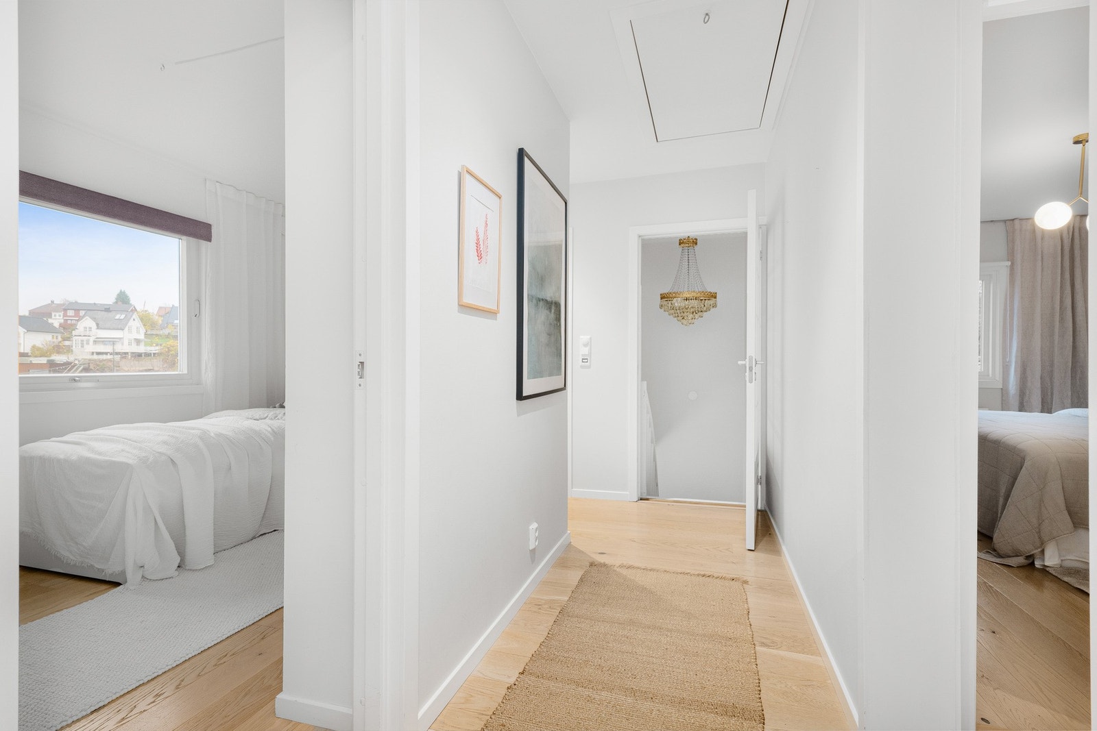 Romslig og innbydende gang som binder boligens rom på en naturlig måte. Galleribilde