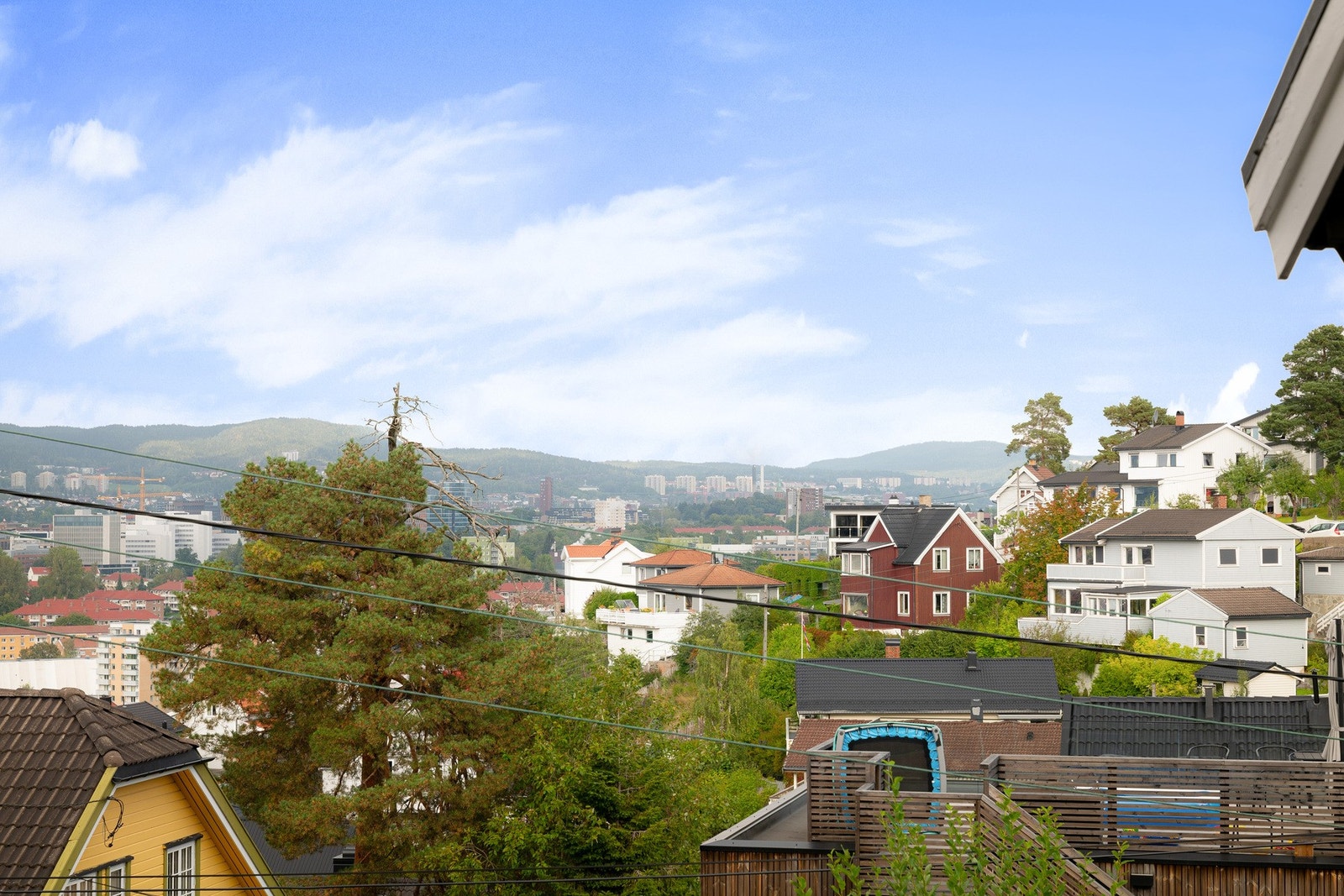 Flott utsikt mot byen og åsene - luftig og åpen beliggenhet. Galleribilde