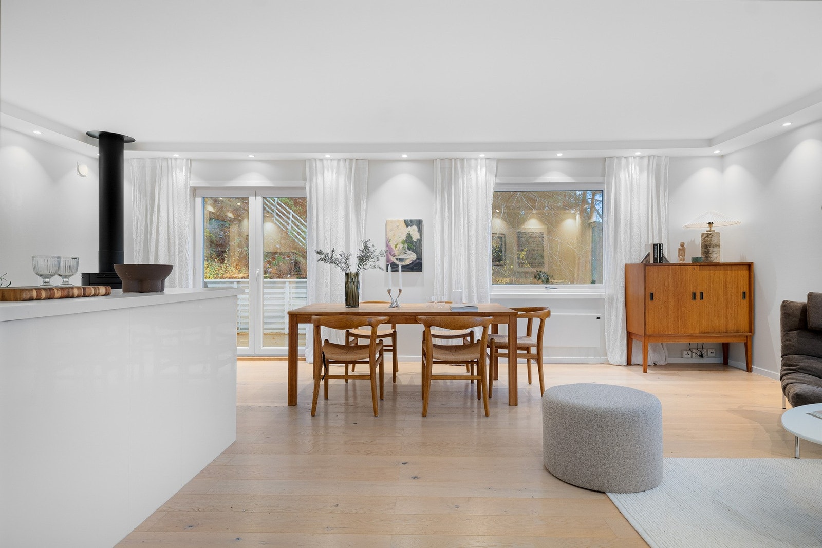 Åpen stue- og kjøkkenløsning med moderne og sosial atmosfære. Galleribilde