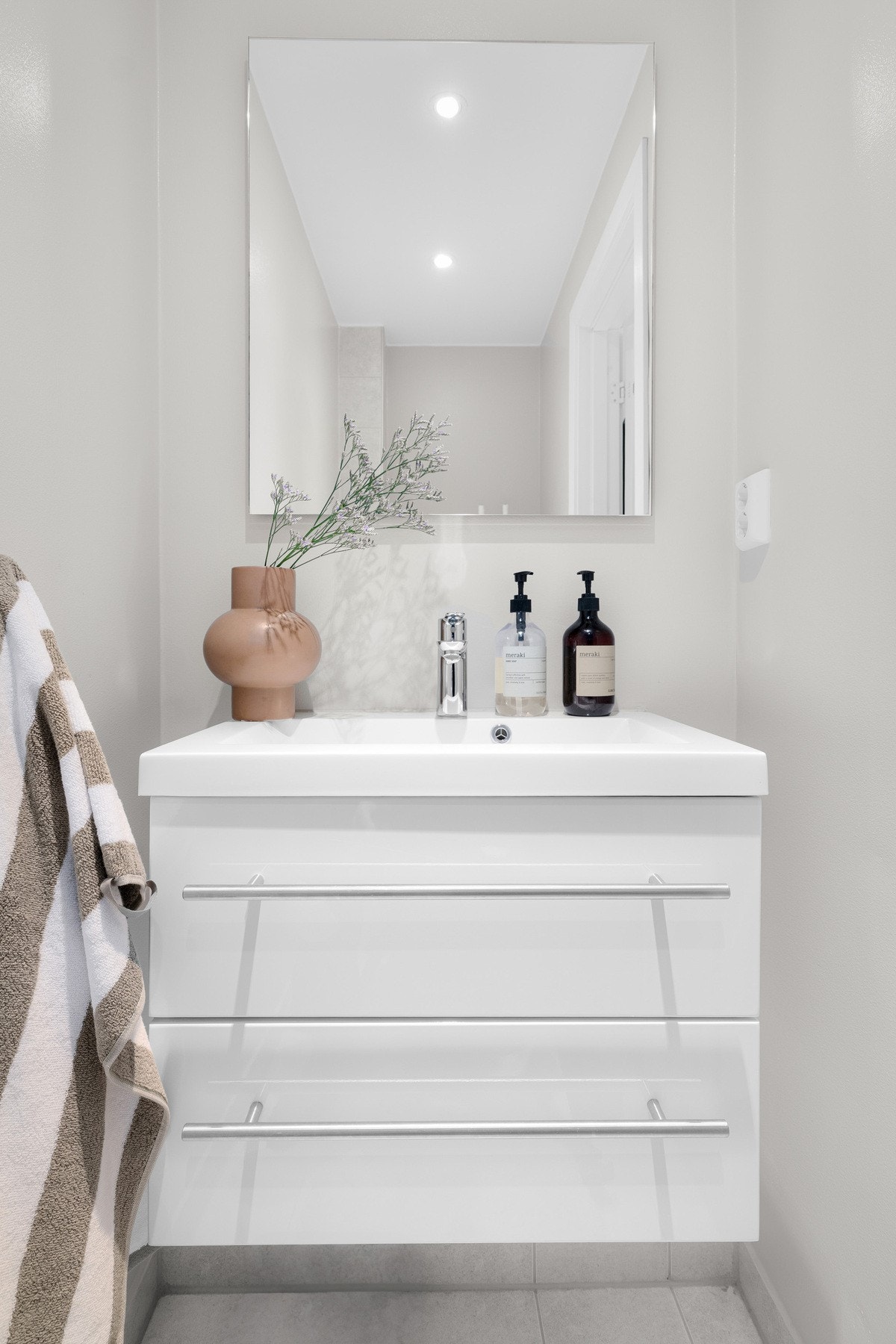 Det er et pent og praktisk gjestetoalett i etasjen. Galleribilde