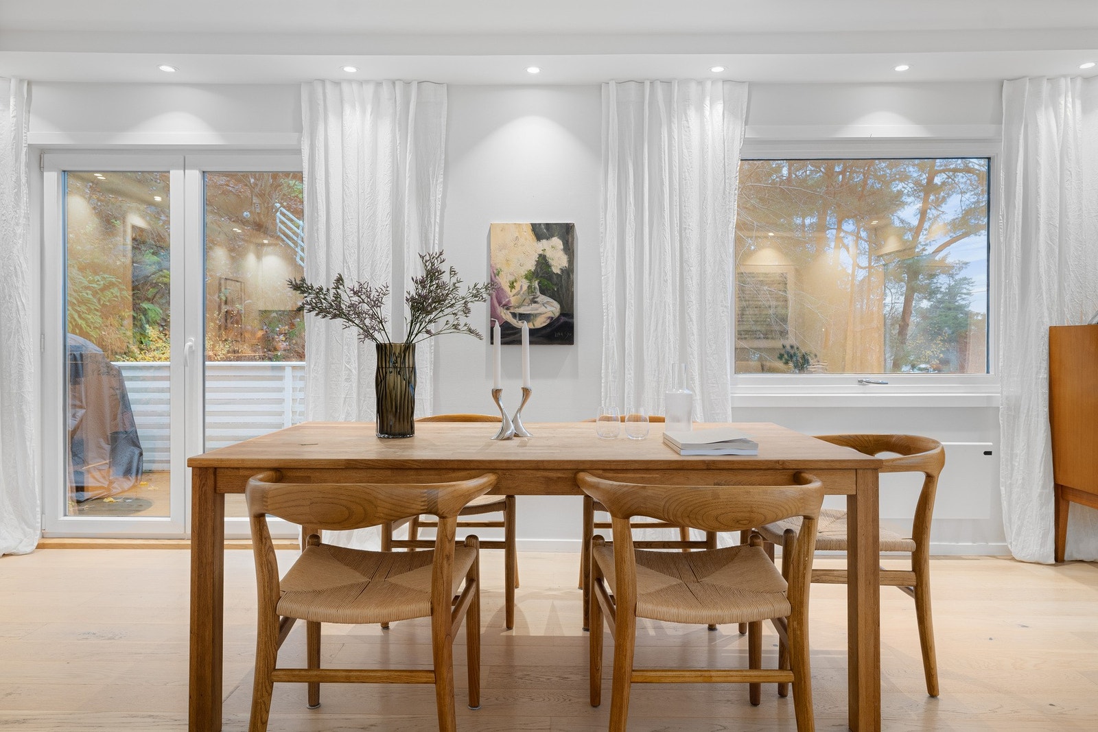 Lyst og trivelig spiseområde god plass til gjester. Galleribilde