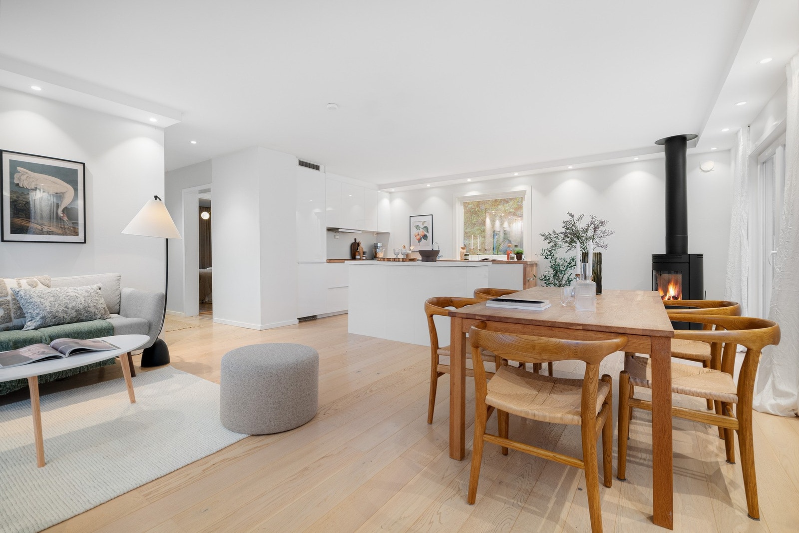 Romslig stue med god plass til stort spisebord og hyggelig spiseplass ved peisen. Galleribilde