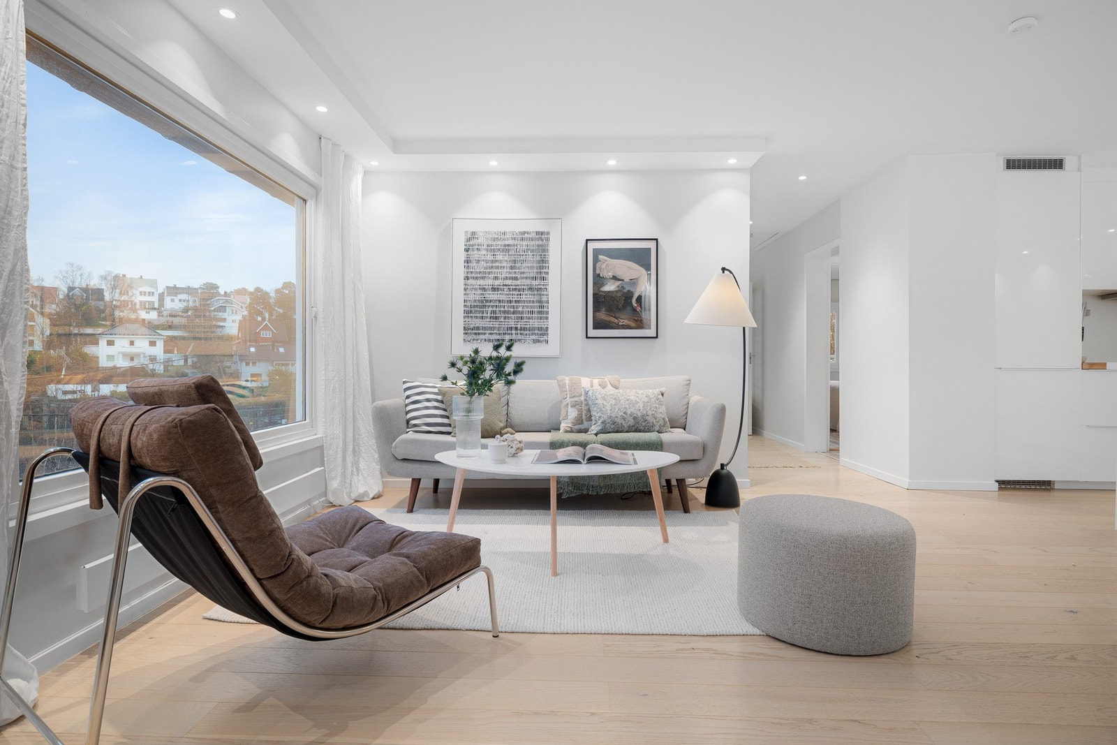 Stilfull stue med store vinduer, nydelig utsikt og gjennomgående lyse materialer. Galleribilde