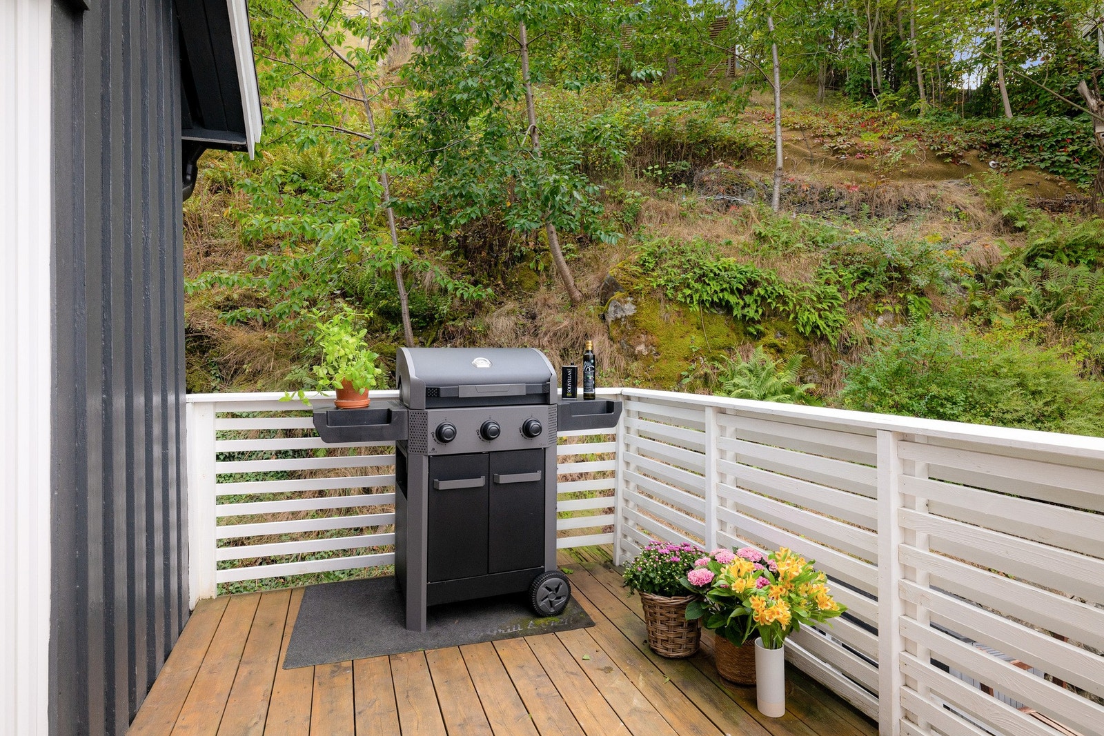 Skjermet terrasse med plass til grill og utemøbler. Galleribilde