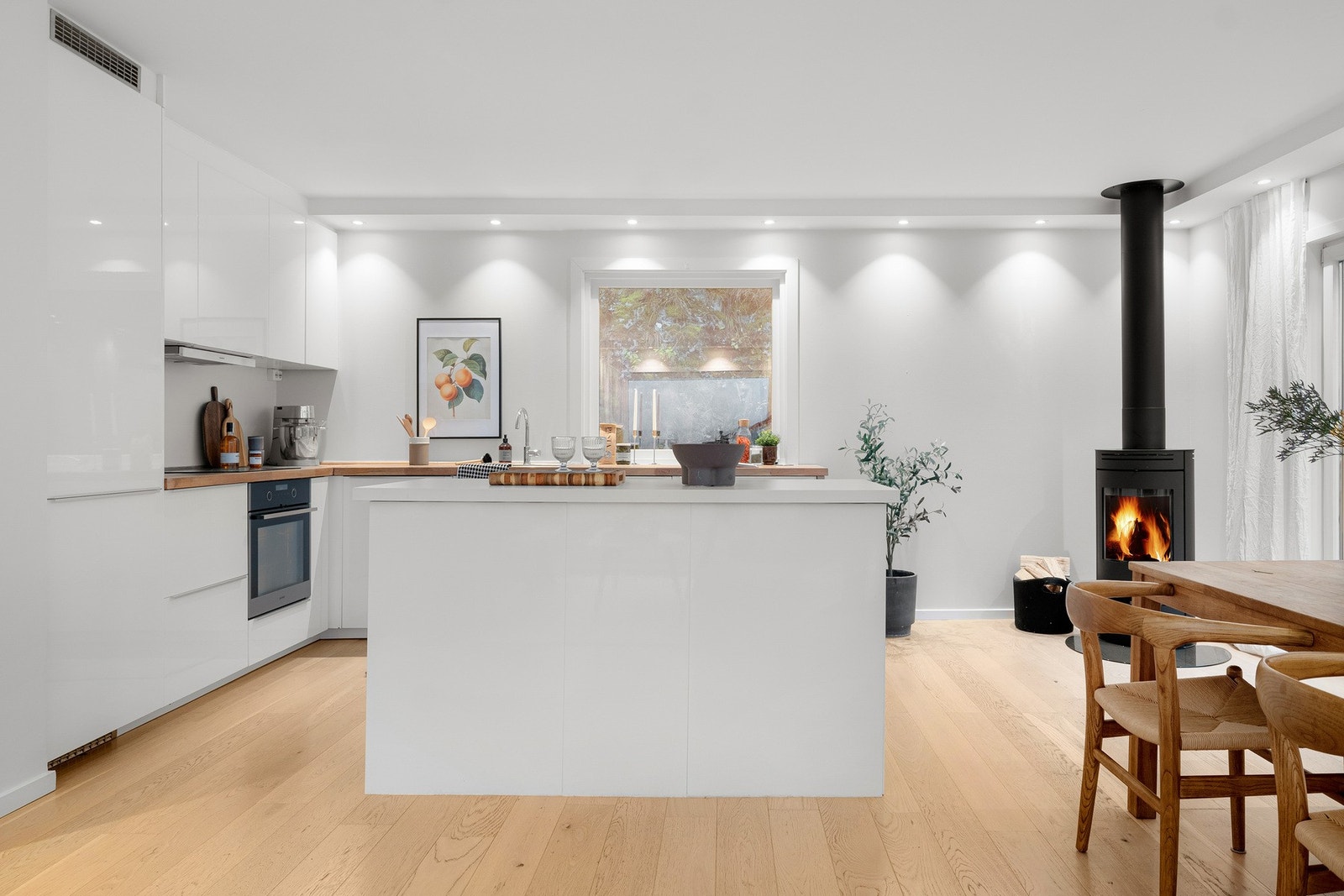 Tidløst og moderne kjøkken fra 2016 med integrerte hvitevarer og kjøkkenøy. Galleribilde