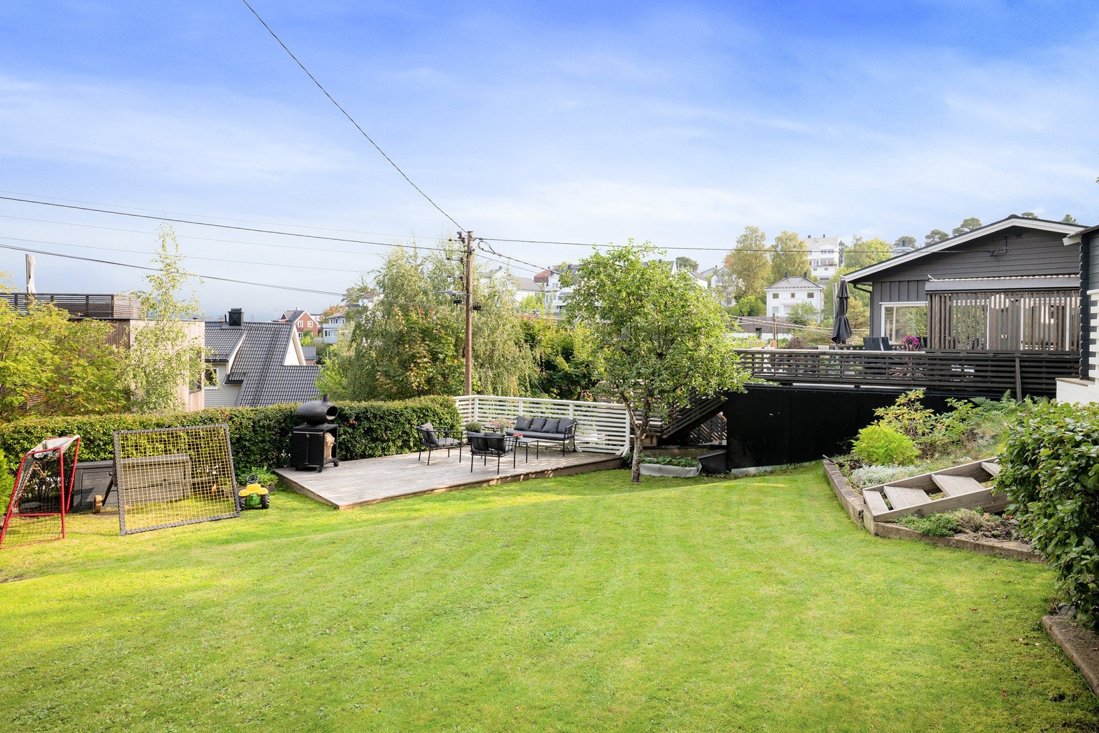 Pent opparbeidet og barnevennlig hage med terrasse og god plass. Galleribilde