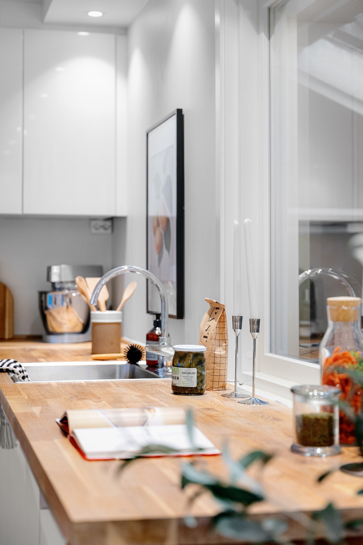 Lekkert kjøkkendetalj | Benkeplate i heltre. Galleribilde