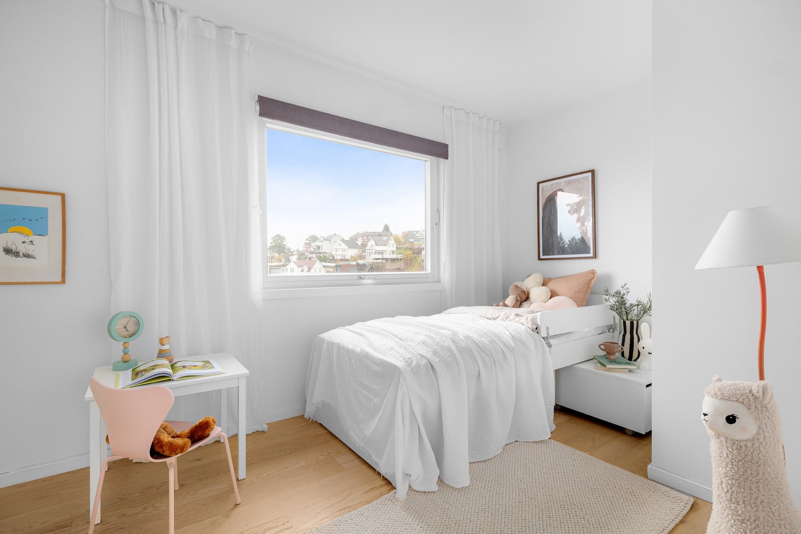 Soverom 2 av 4 | Lyst og hyggelig soverom med plass til seng og skrivepult. Galleribilde