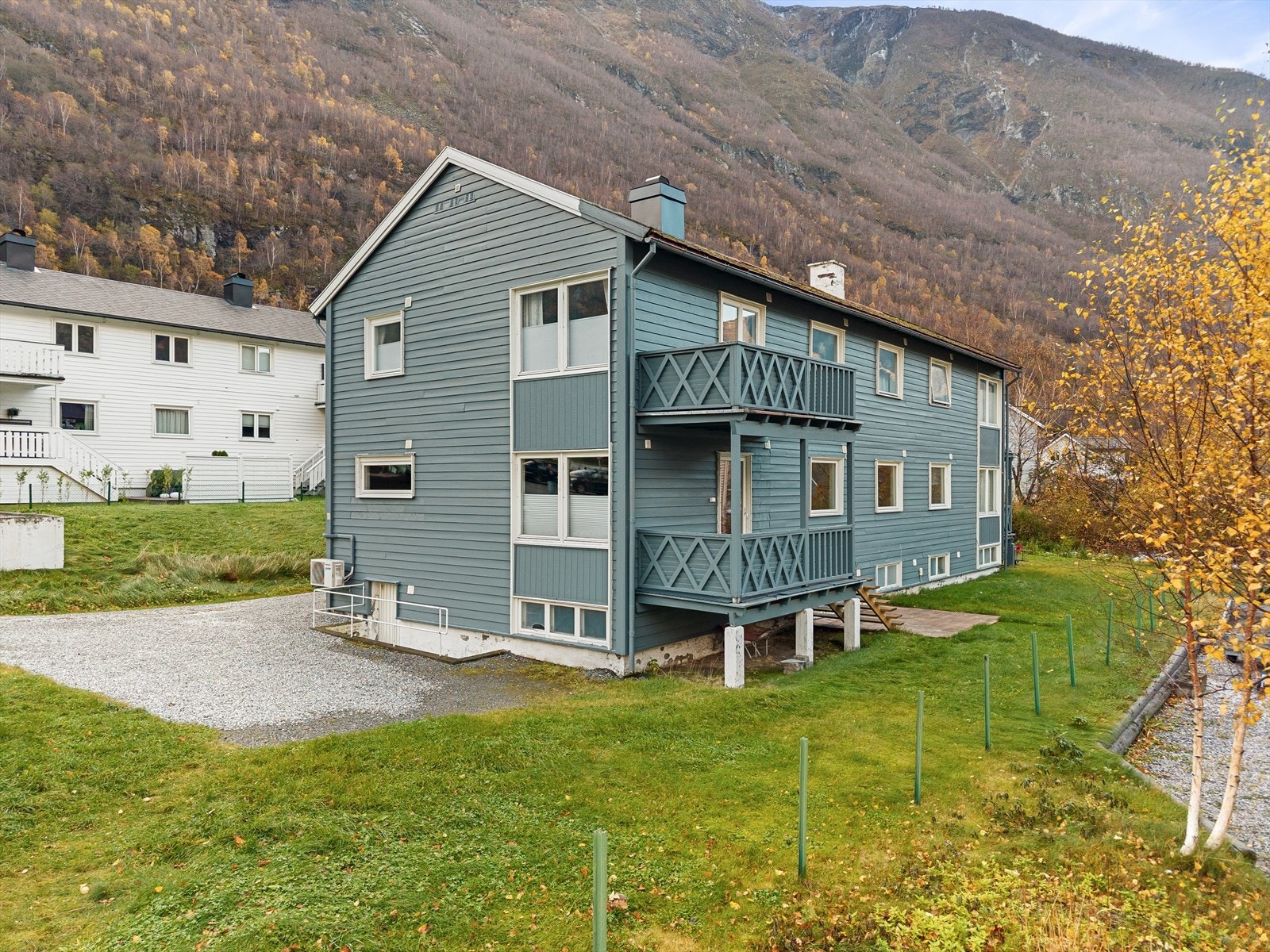 Bustaden ligg sentralt til i Øvre Årdal, med kort veg til daglegvare og flott natur i umiddelbar nærleik. Galleribilde