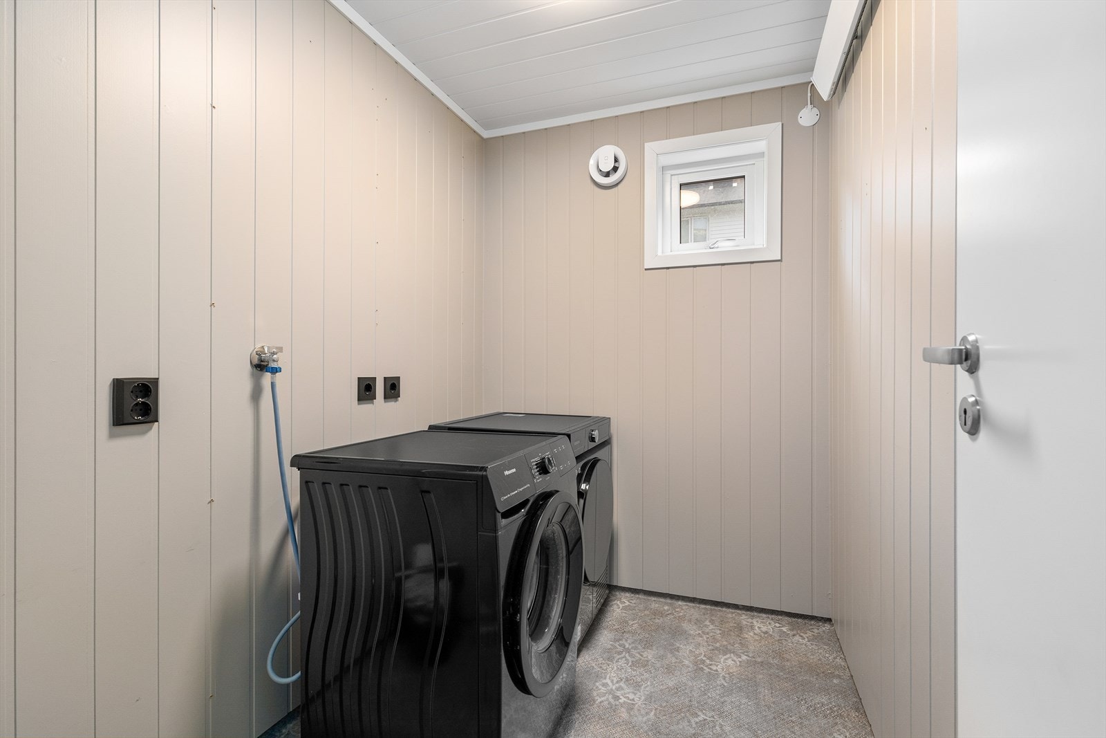 Vaskerommet har våtromsbelegg på golv, malte mdf plater på vegger og mdf panelbordplater i himling. Vaskerommet er utstyrt med opplegg for vaskemaskin, plass til tørketrommel og ellers diverse oppbevaringsplass. Galleribilde