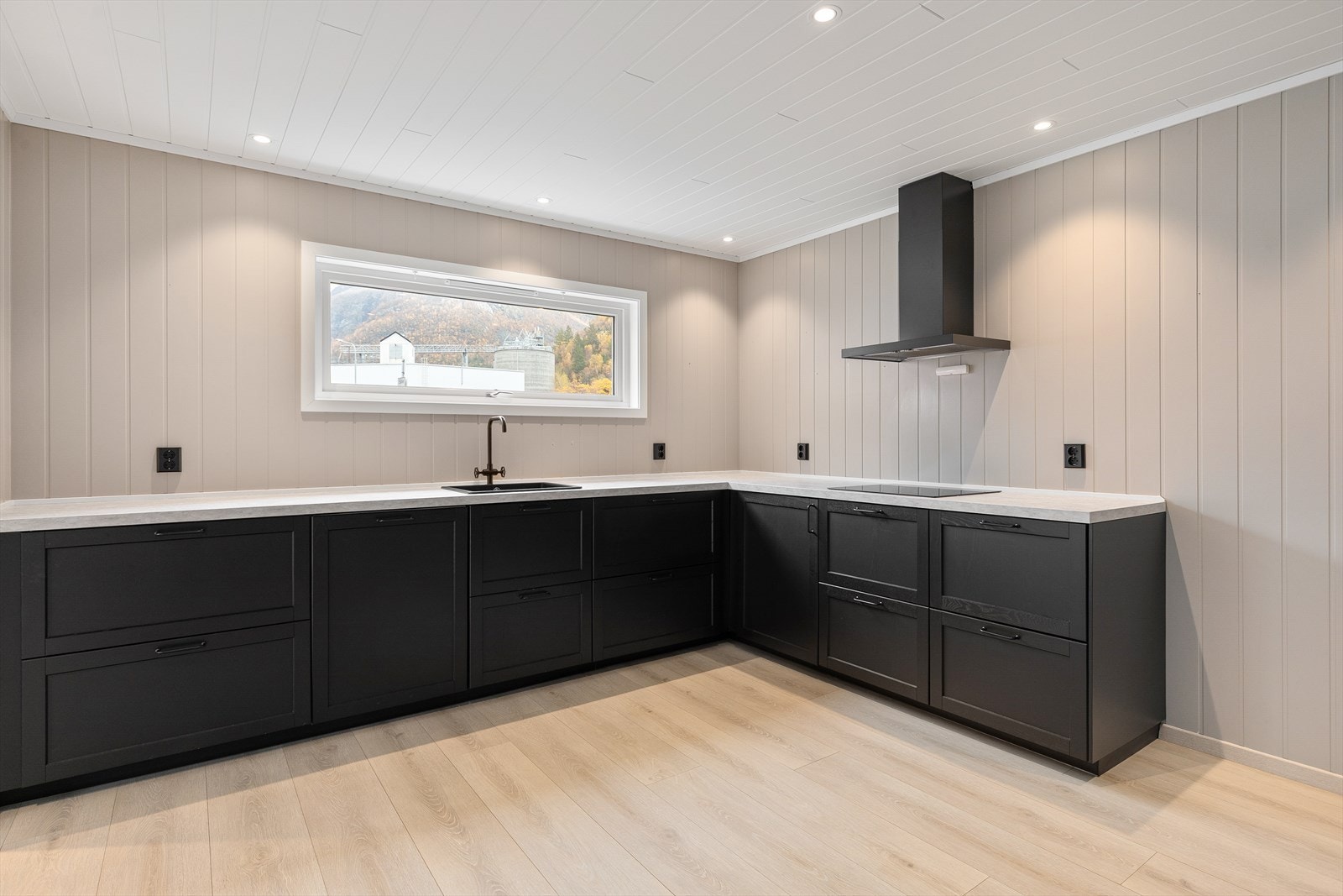 Kjøkkenet har mørke frontar og laminat benkeplate. Kvitevarer som steikeovn, platetopp, kjøleskap, oppvaskmaskin og ventilator medfølger handelen. Galleribilde