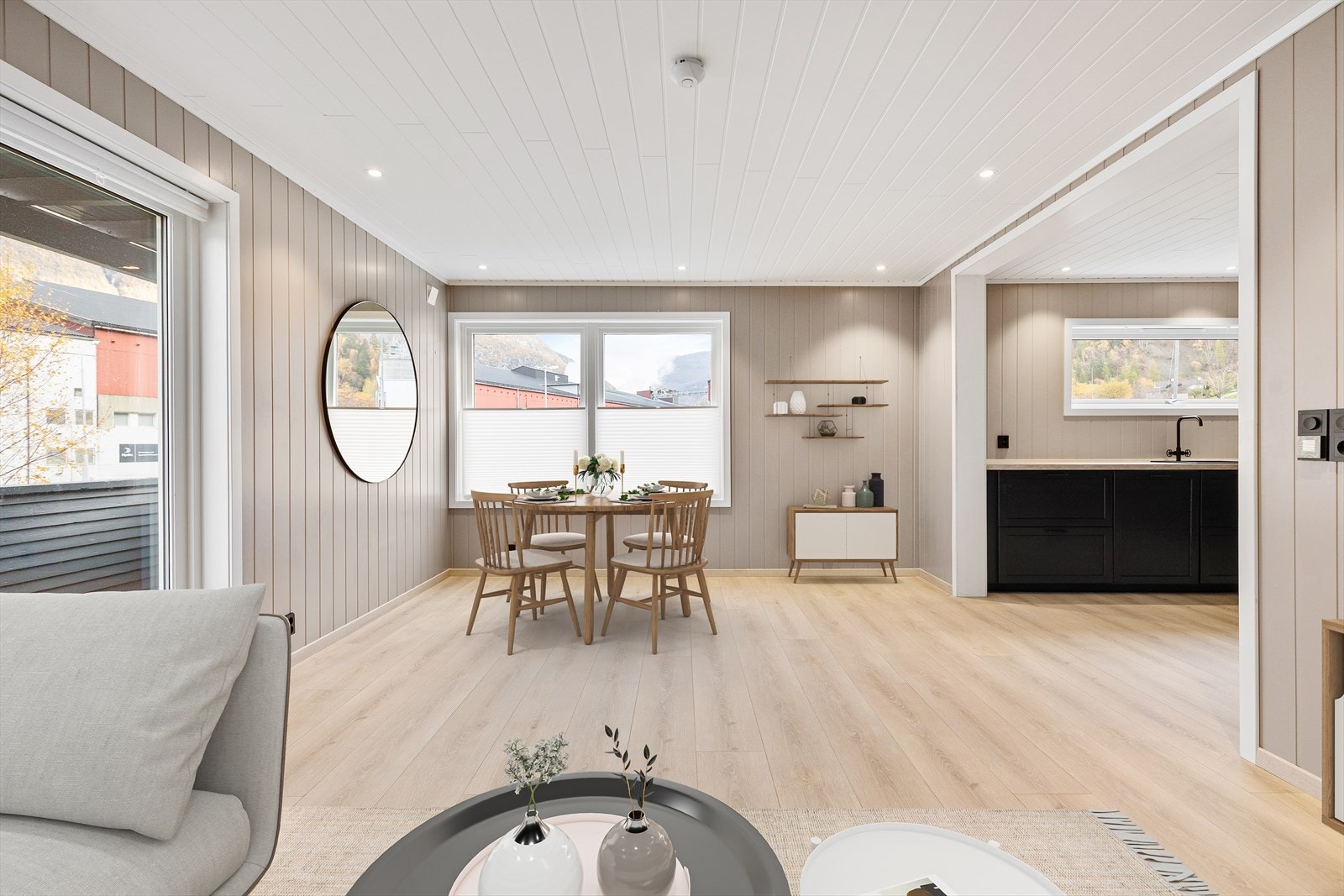 Stova har moderne fargetonar på vegg. Her er det vindaugsflater som gir godt med naturleg lysinnslepp og gjer at leilegheita føles lys og luftig. Galleribilde