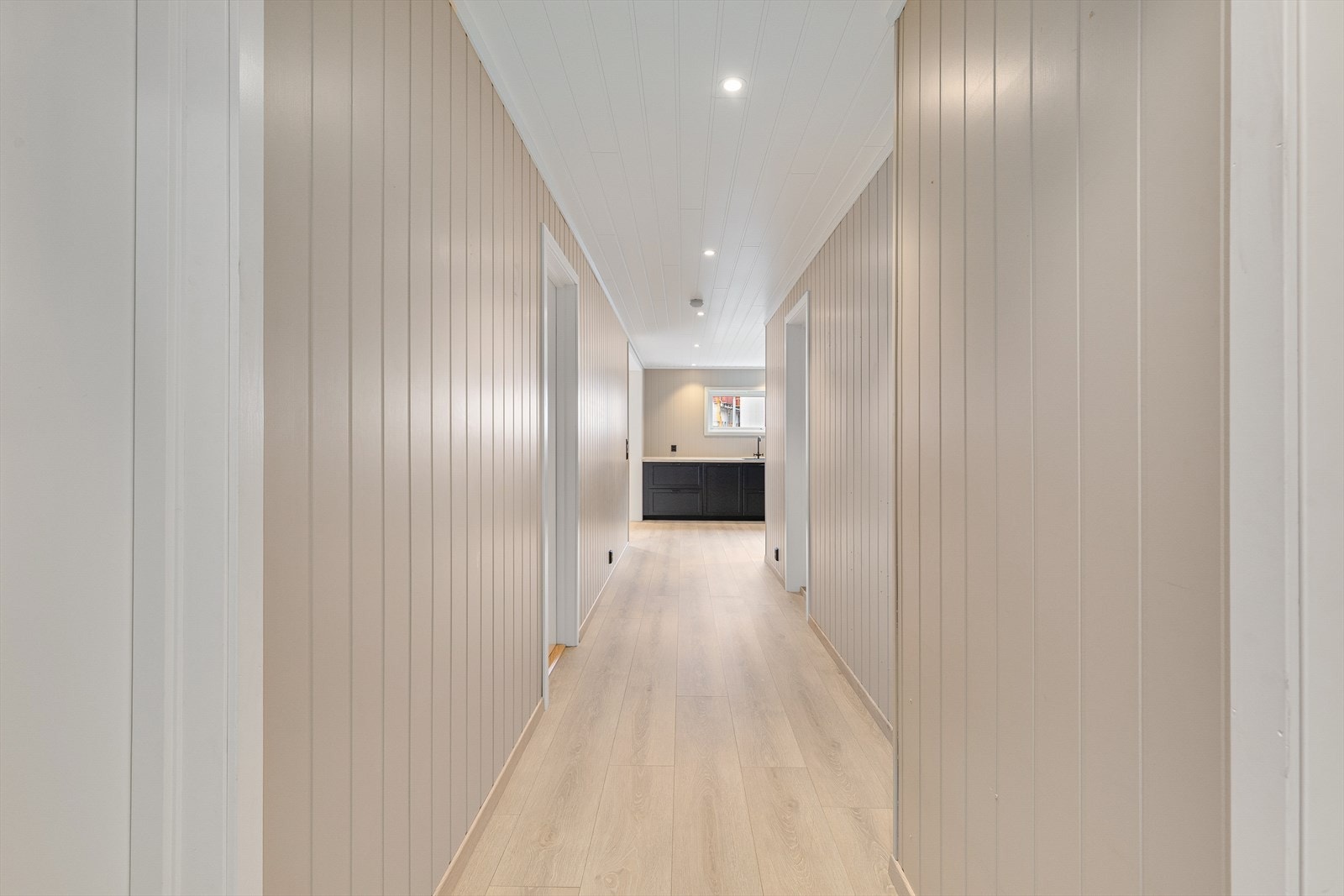 Velkomen inn - her finn du gang, stove/kjøkken, bad, to soverom og vaskerom. Galleribilde