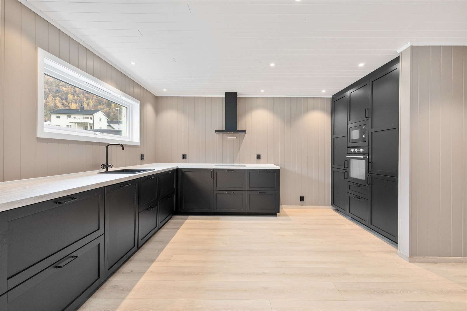 Open stove/kjøkken løysing med nytt Ikea kjøkken frå 2022. Galleribilde