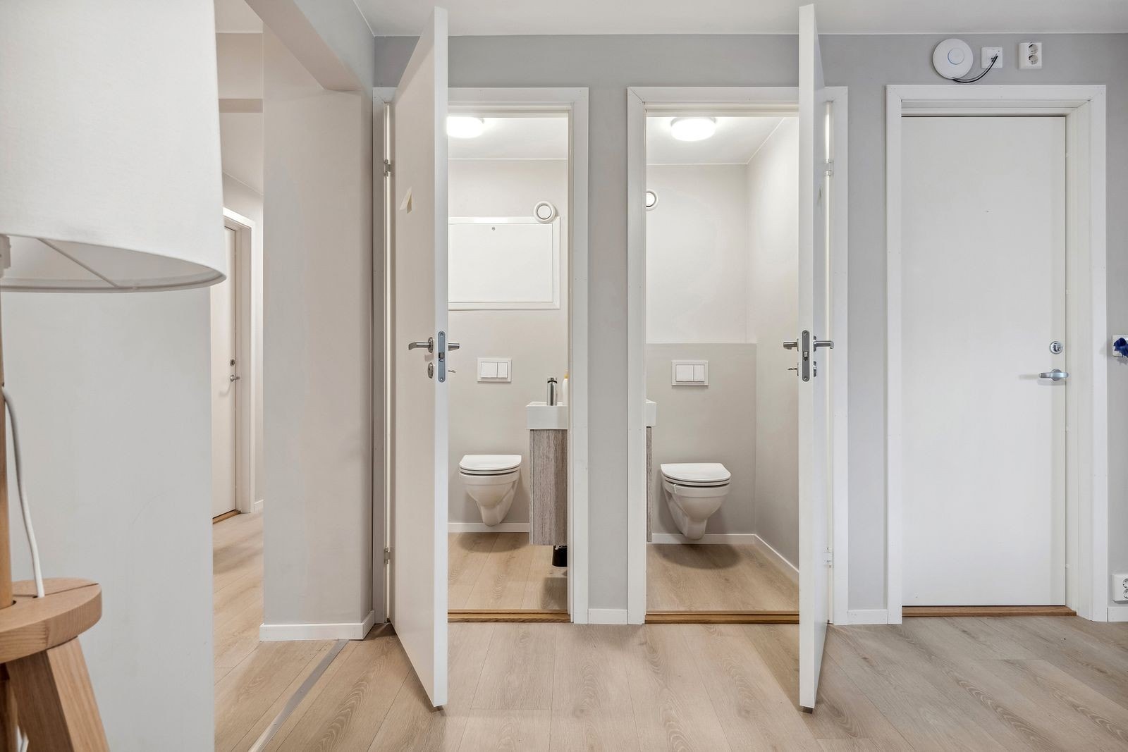 Det finnes flere separate toalettrom i bygget. Galleribilde