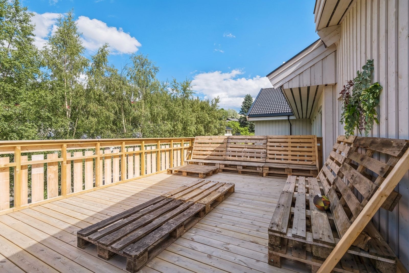 Terrassen har enkel innredning. Galleribilde