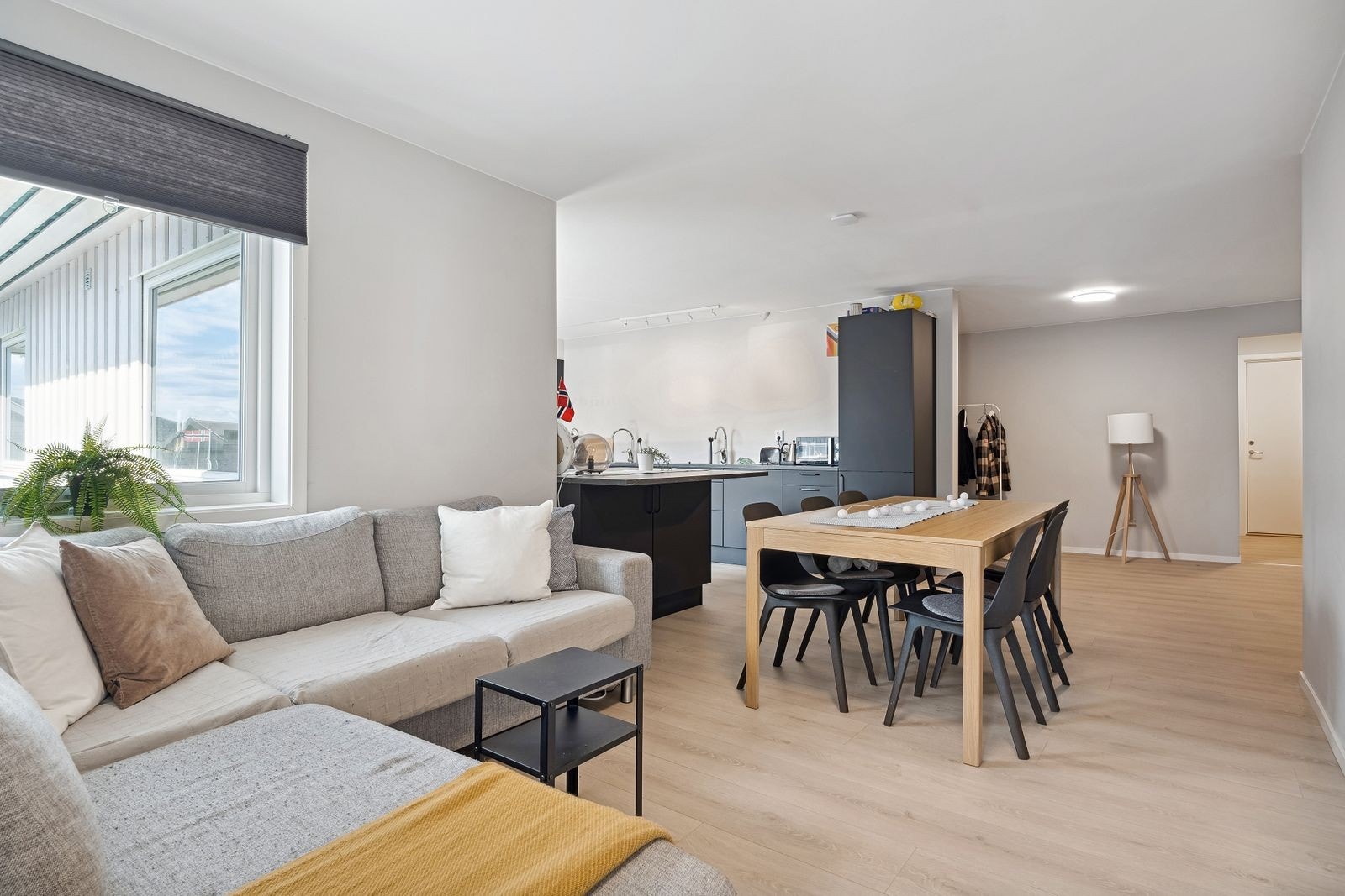 Felles areal i 1. etasje - Det er ett kjøkken og fellesareal i hver etasje. Galleribilde