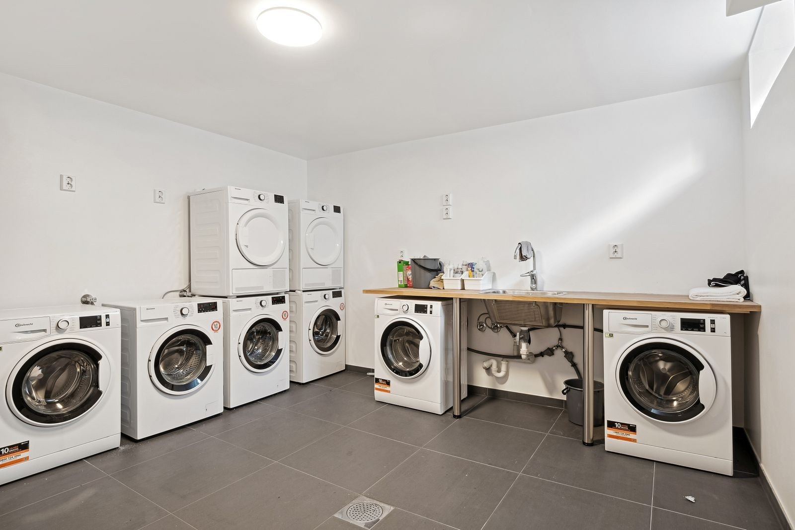 I kjelleren er det ett stort felles vaskerom. Galleribilde