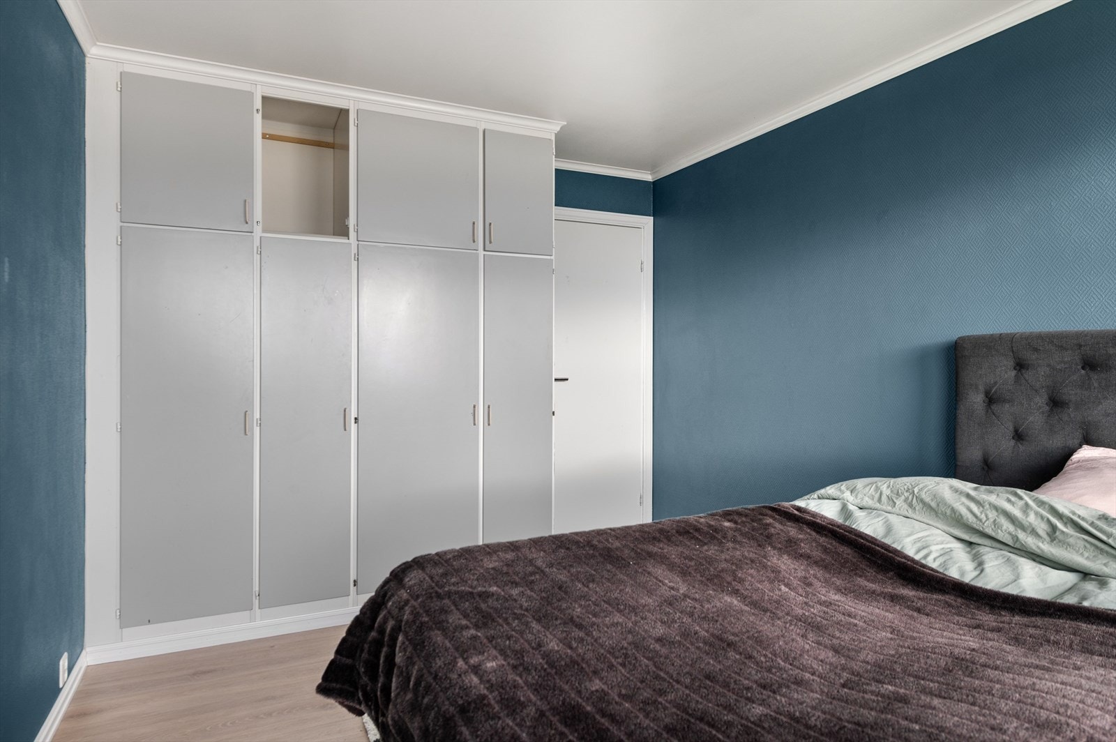 Soverom med plassbygd garderobe. Galleribilde