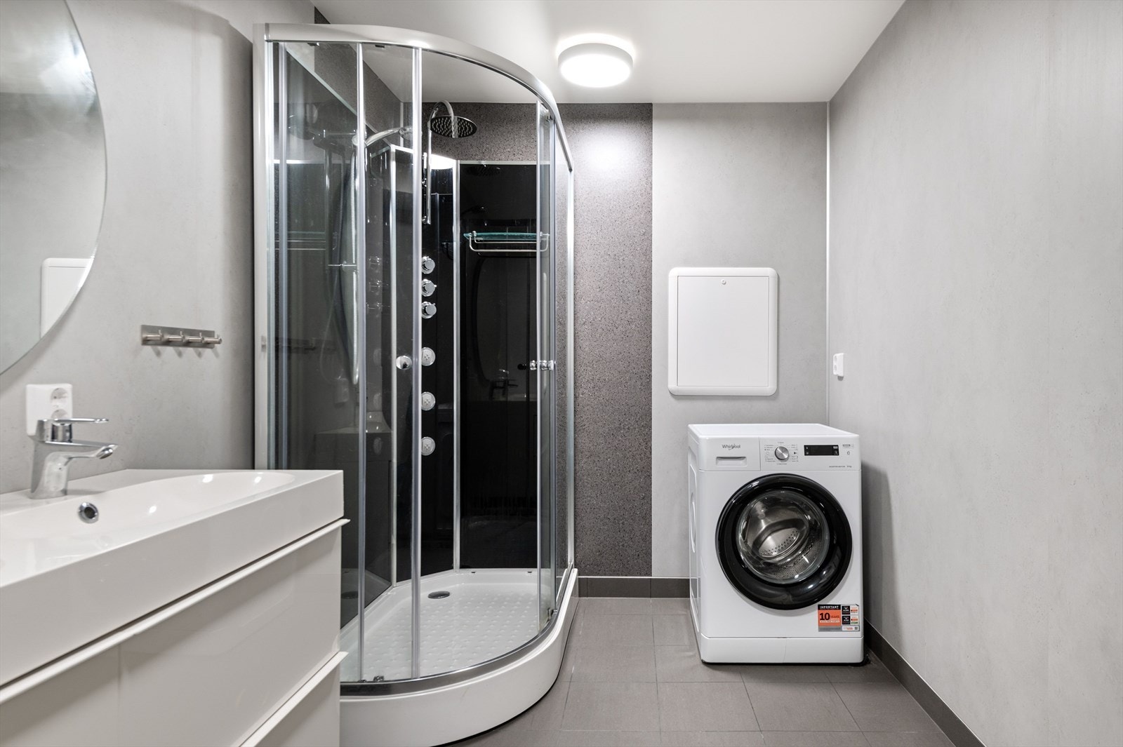 Pent nyoppusset bad fra 2023 med opplegg for vaskemaskin og gulvvarme. Galleribilde