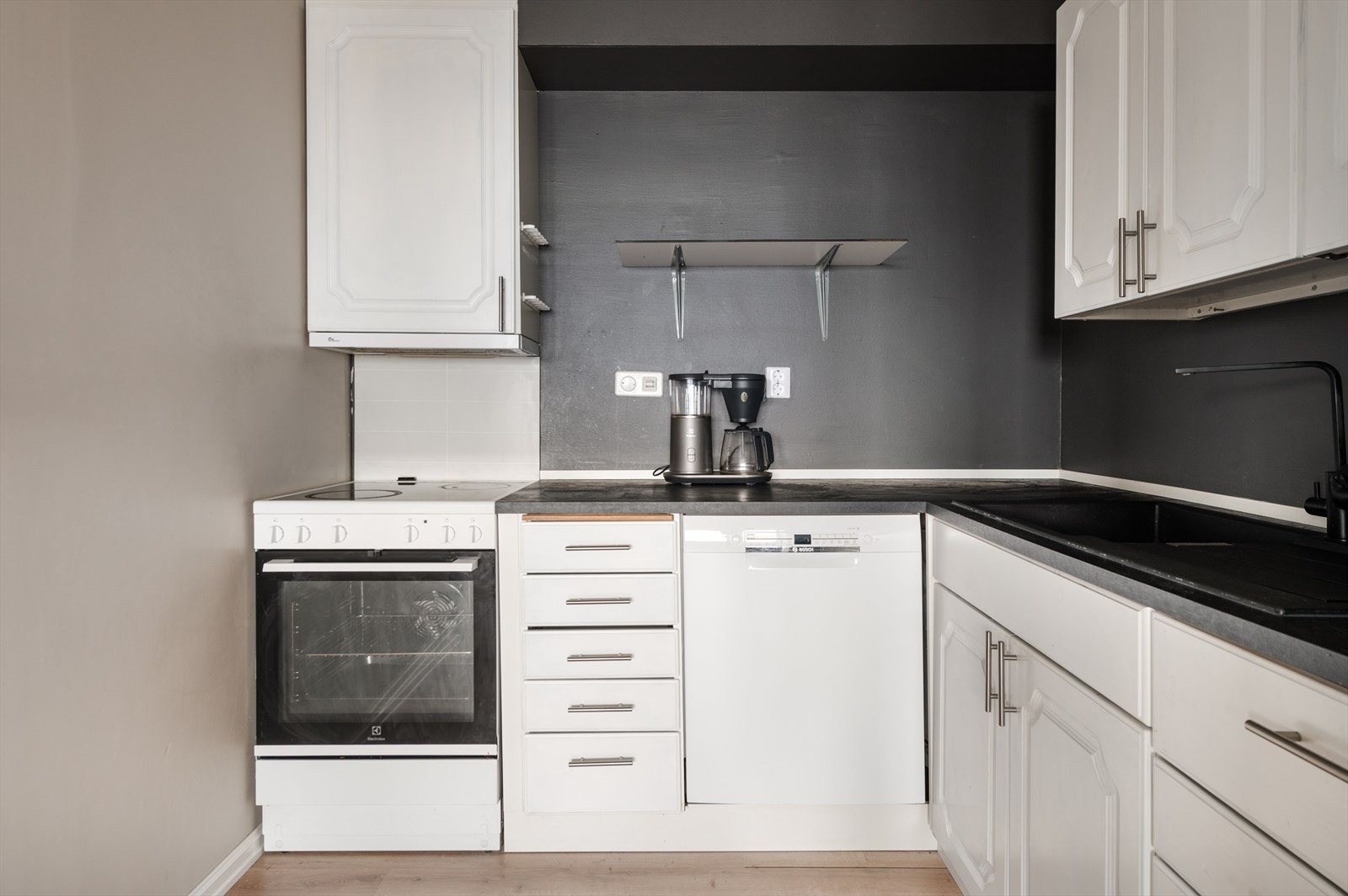 Kjøkken med ny benkeplate og vifte. Hvitevarer medfølger ikke. Galleribilde