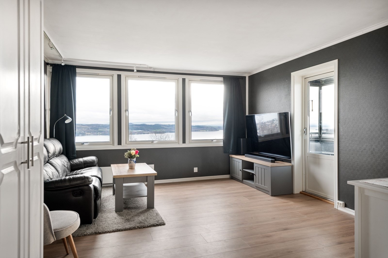 Nytt gulv og listverk. Malte veggoverflater og himling. Galleribilde