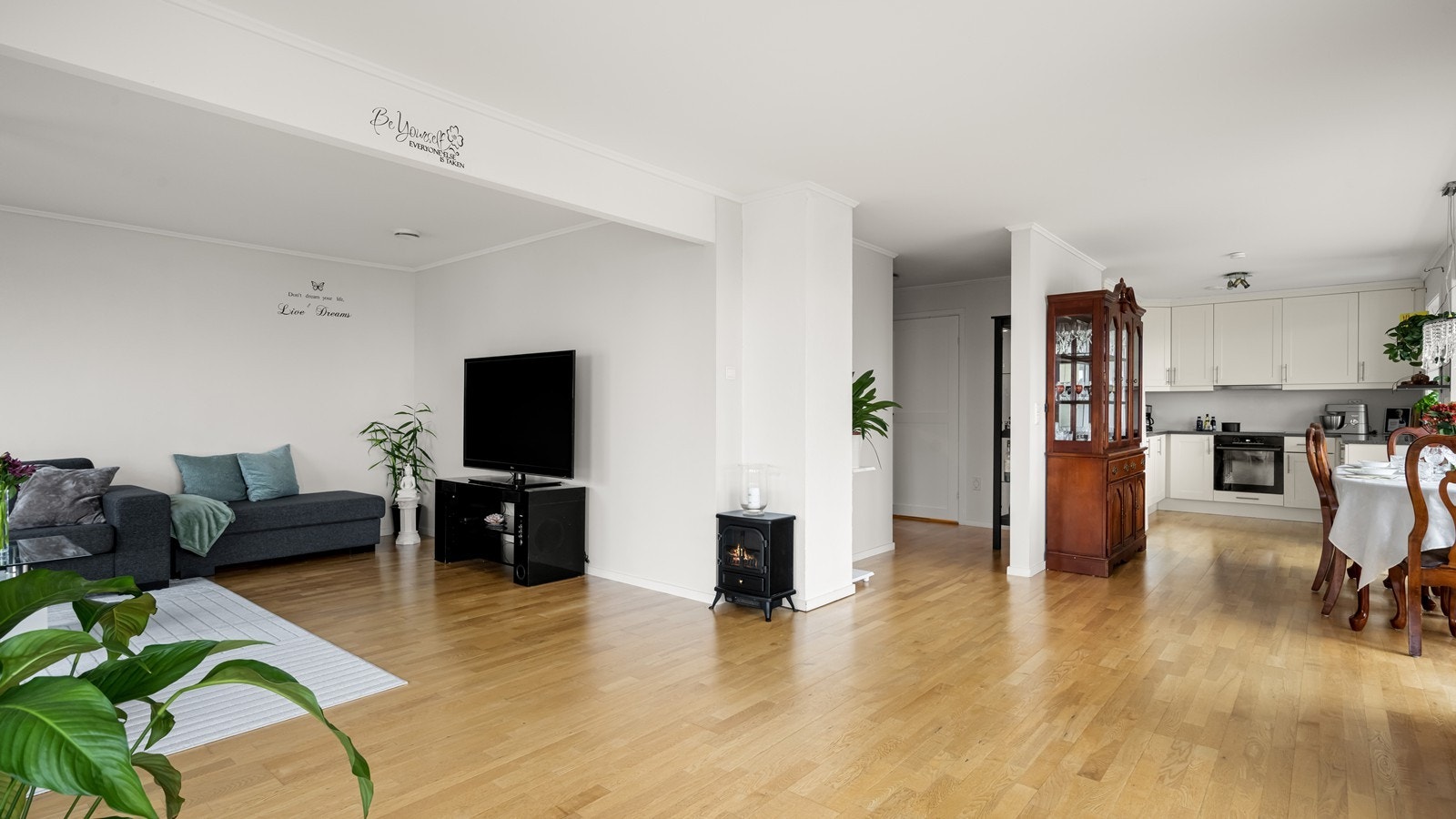 Åpen stue kjøkkenløsning i vinkel Galleribilde