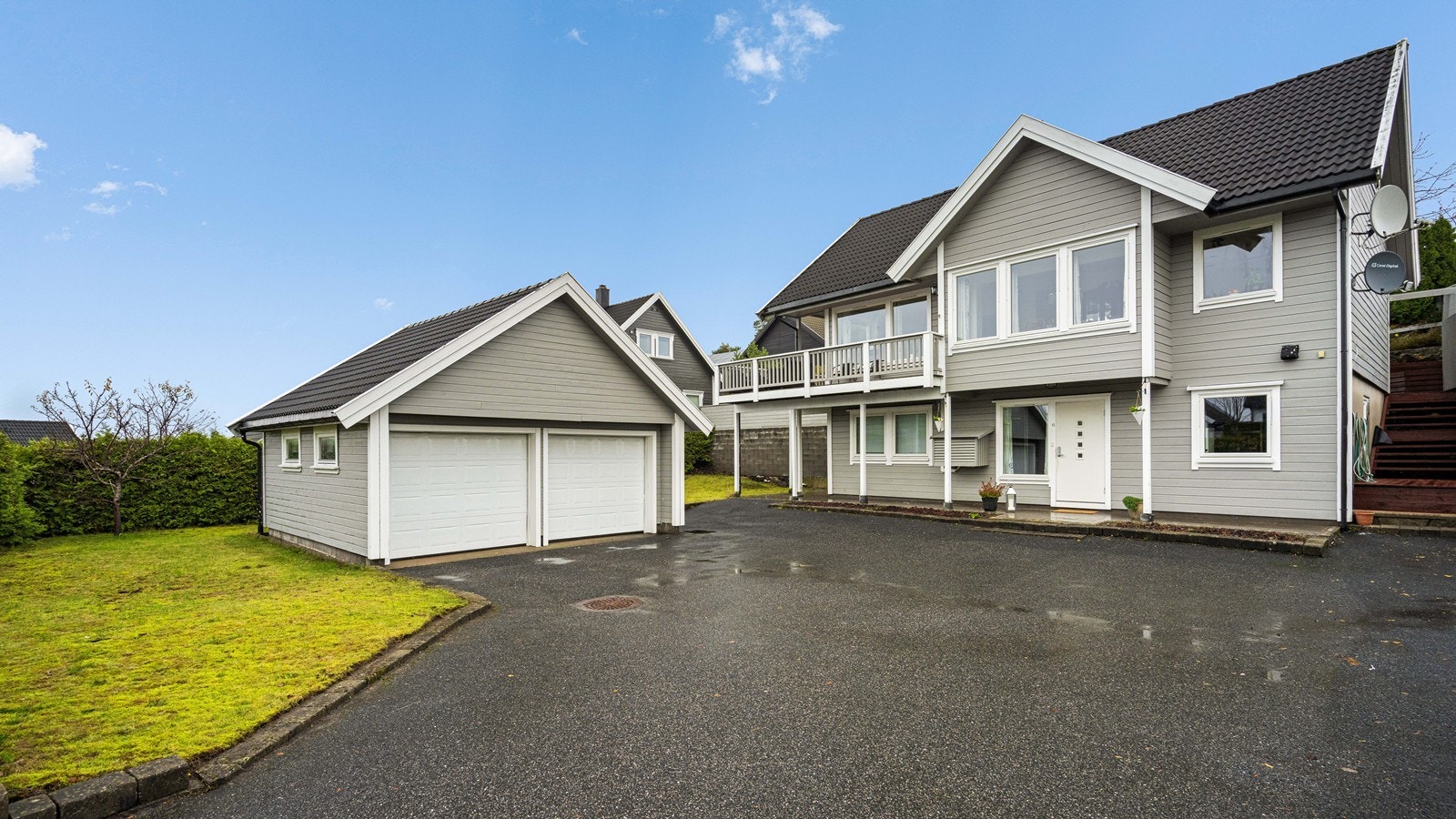 Stort tun med god plass til biler samt dobbelgarasje med romslig loft Galleribilde