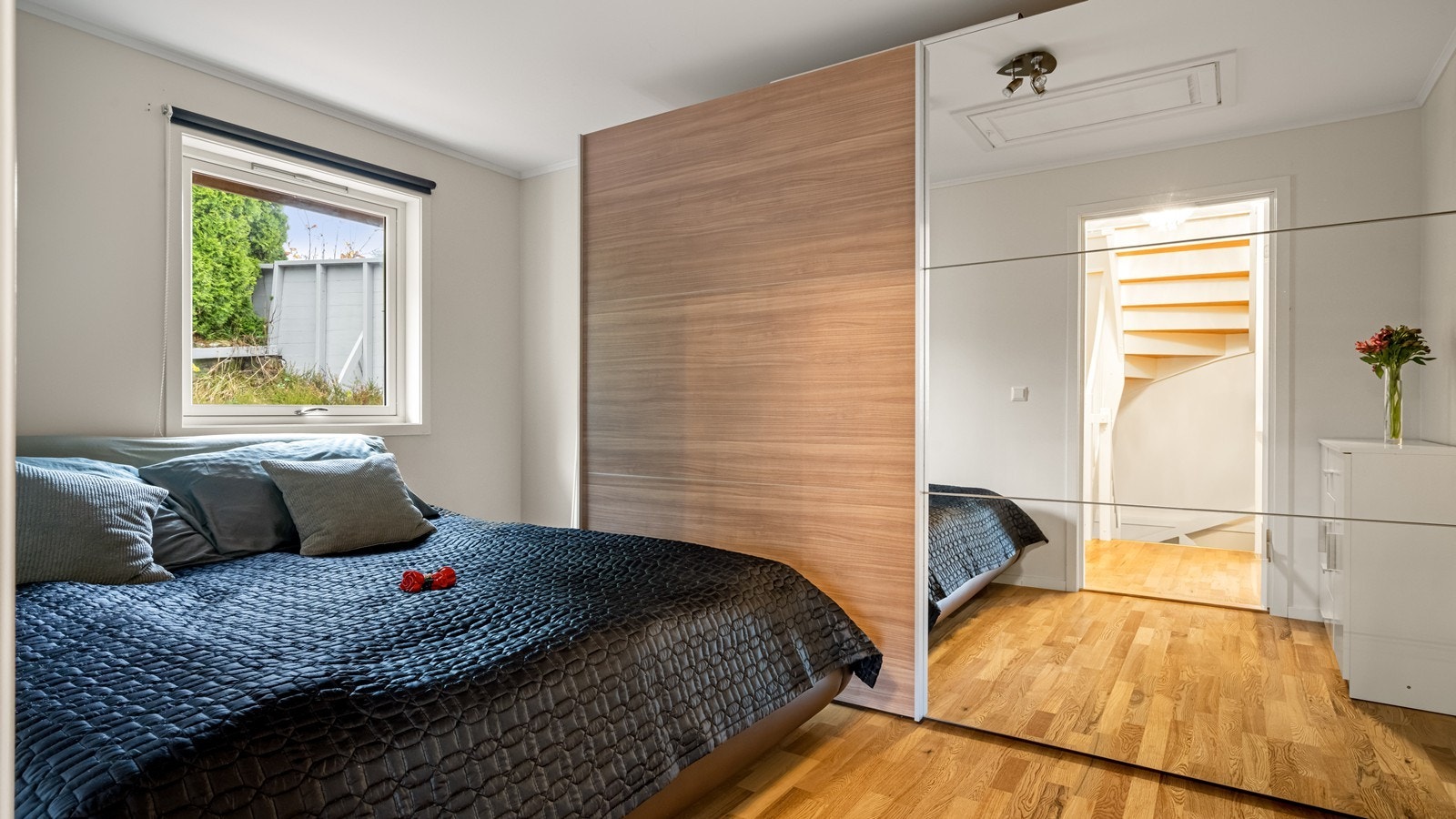 Soverom i 2.etg. med stor skyvedørsgarderobe Galleribilde