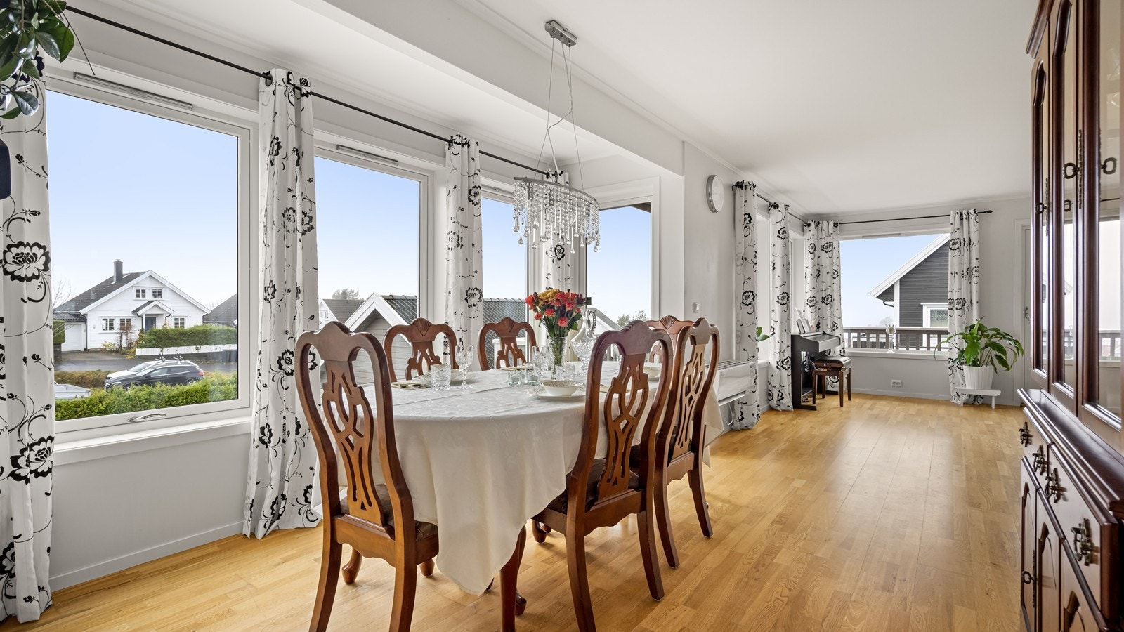 God plass til spisebord på kjøkken Galleribilde