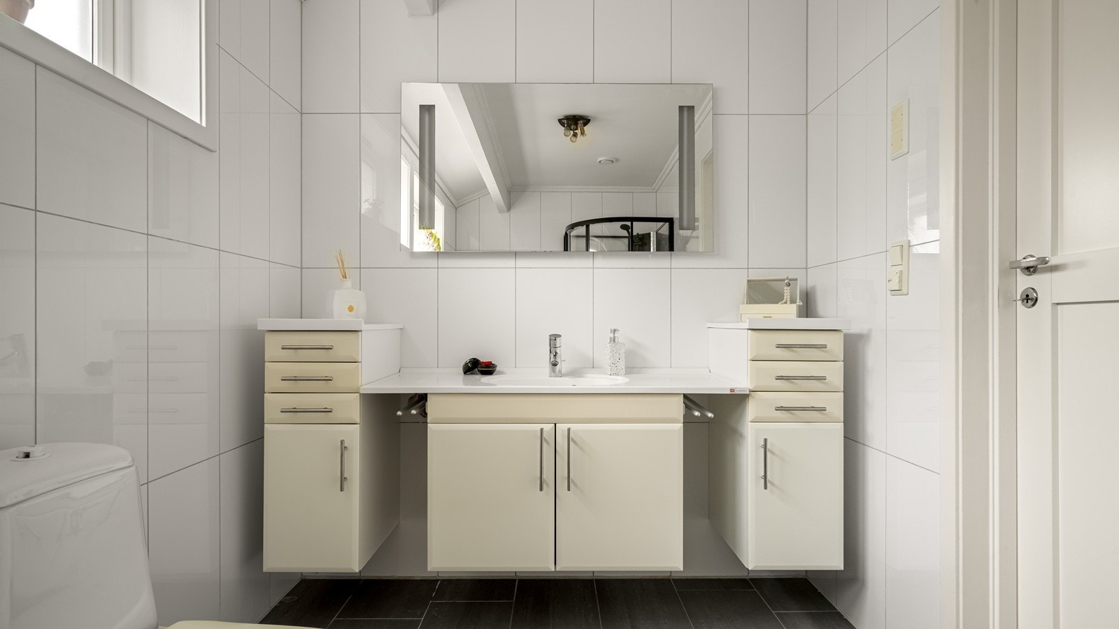 Baderomsinnredning - speil med lys Galleribilde