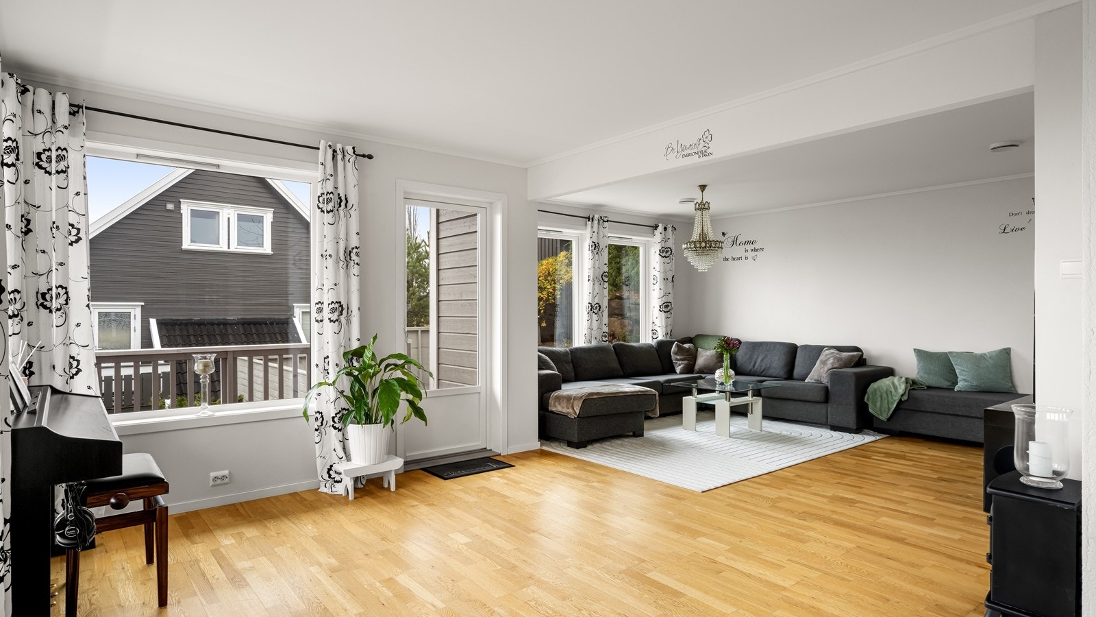 Stue med utgang til solrik veranda Galleribilde