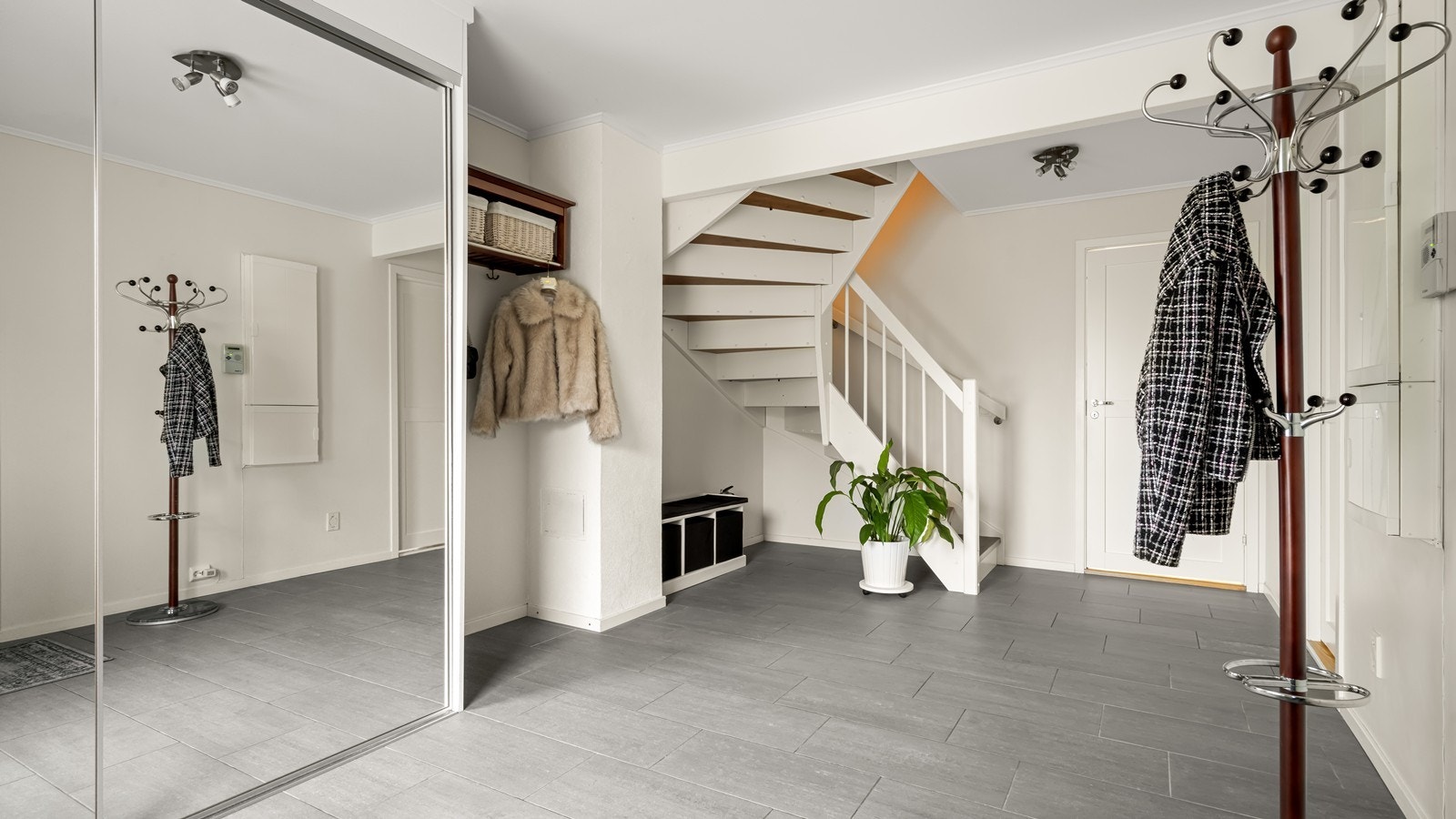 Stor hall i 1.etg. med flis på gulv og varmekabler Galleribilde