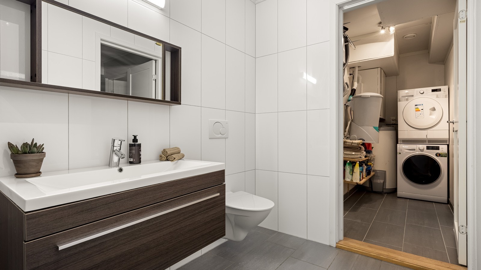 Fra badet er det inngang til vaskerom/teknisk rom Galleribilde