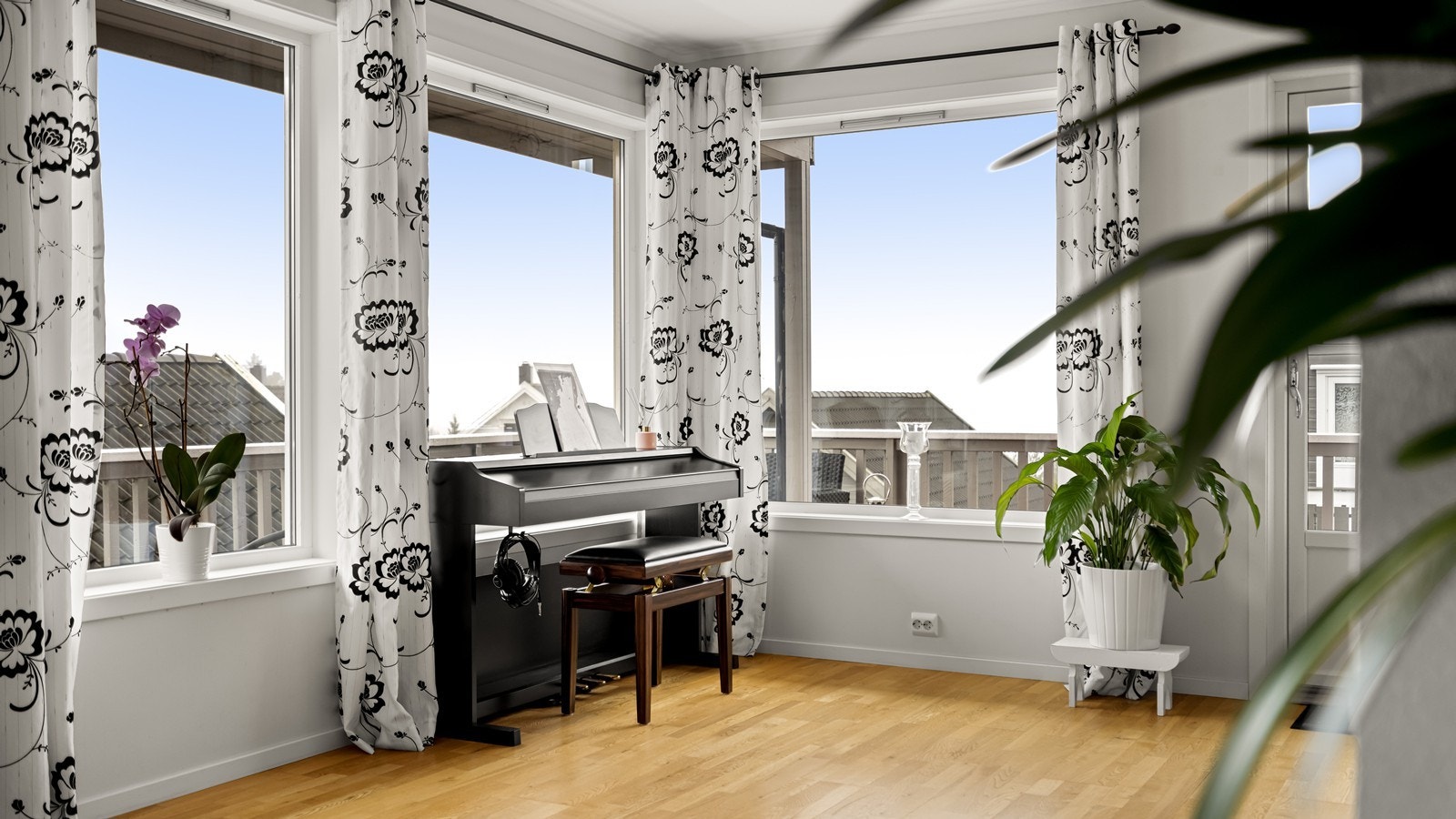 Store vinduer gir mye naturlig lys Galleribilde