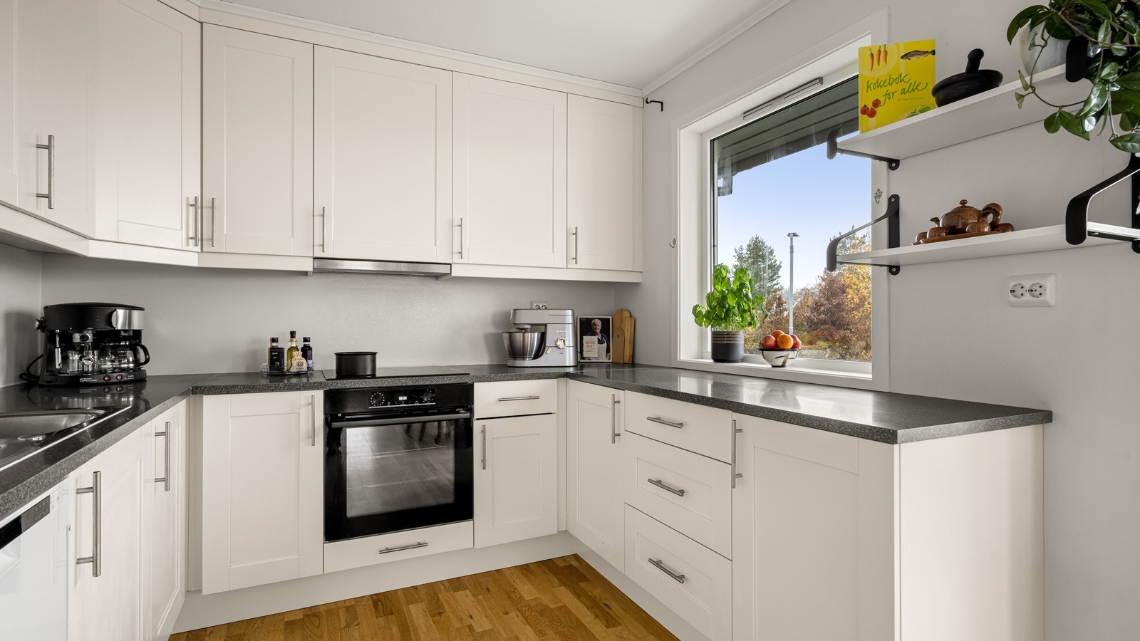 Kjøkken med integrerte hvitevarer Galleribilde