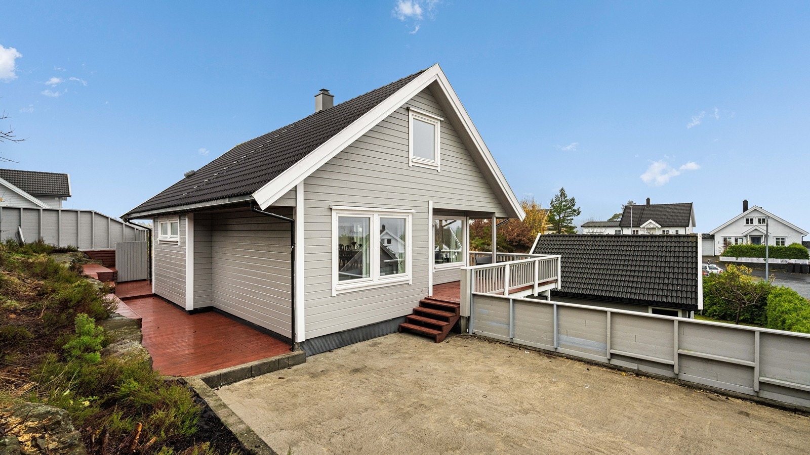 Romslig uteplass med adkomst fra stue og utvendig Galleribilde