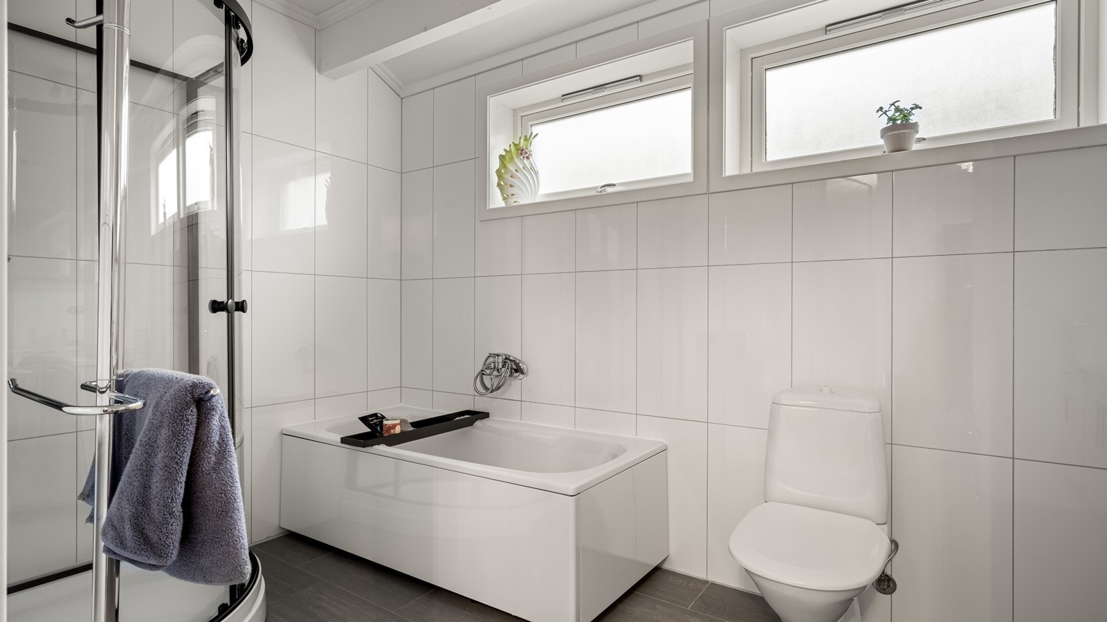 Bad i 2.etg. med varmekabler - badekar - flis fra gulv til tak og dusjkabinett Galleribilde