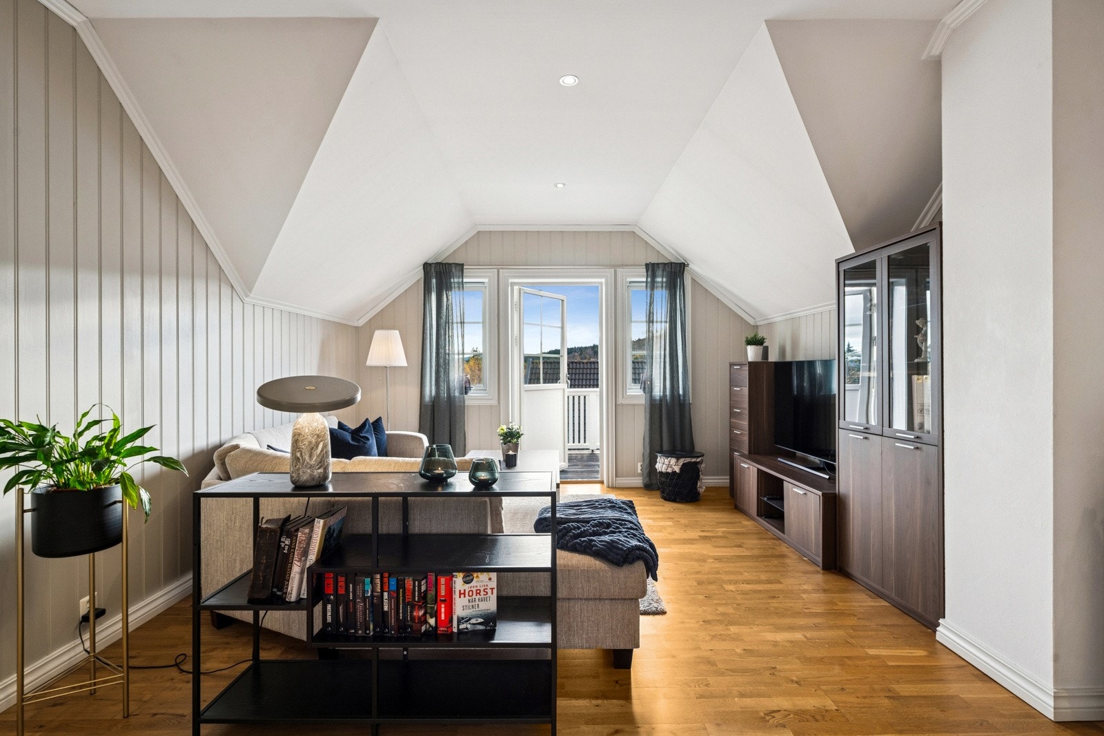 Fra loftsstuen er det direkte utgang til en solrik balkong. Galleribilde